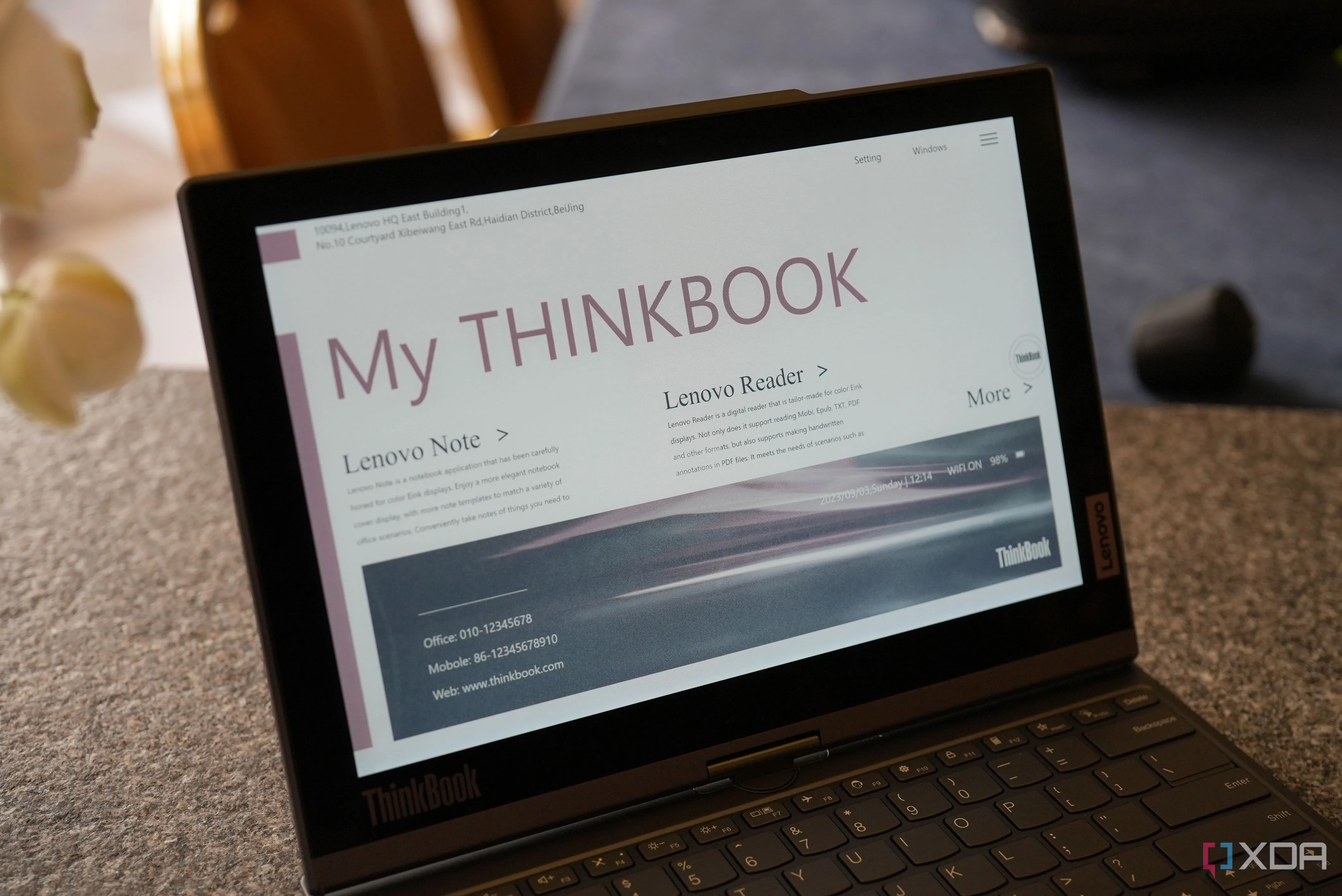 Giao diện E Ink của laptop Lenovo, thể hiện khả năng tiết kiệm năng lượng của công nghệ màn hình giấy điện tử