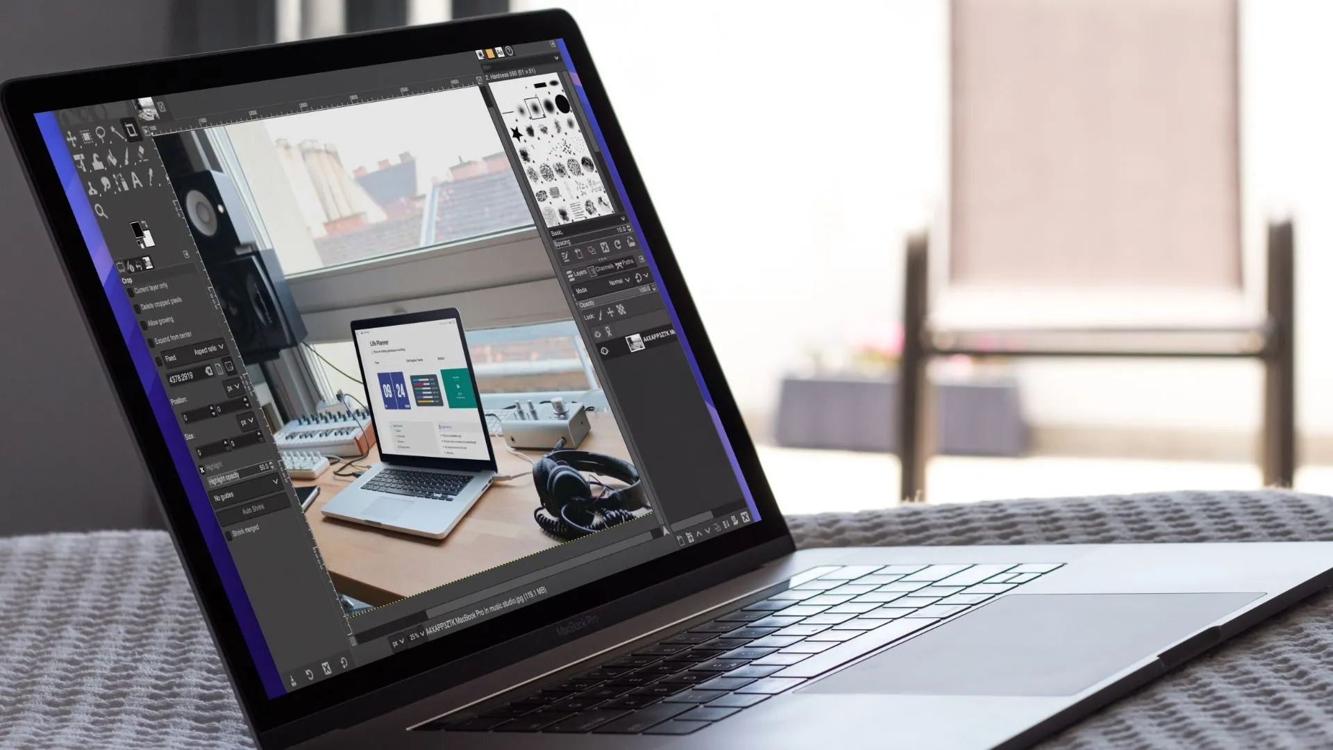 Giao diện GIMP với các lý do tại sao nó là lựa chọn thay thế Photoshop lý tưởng, hiển thị trên màn hình máy tính