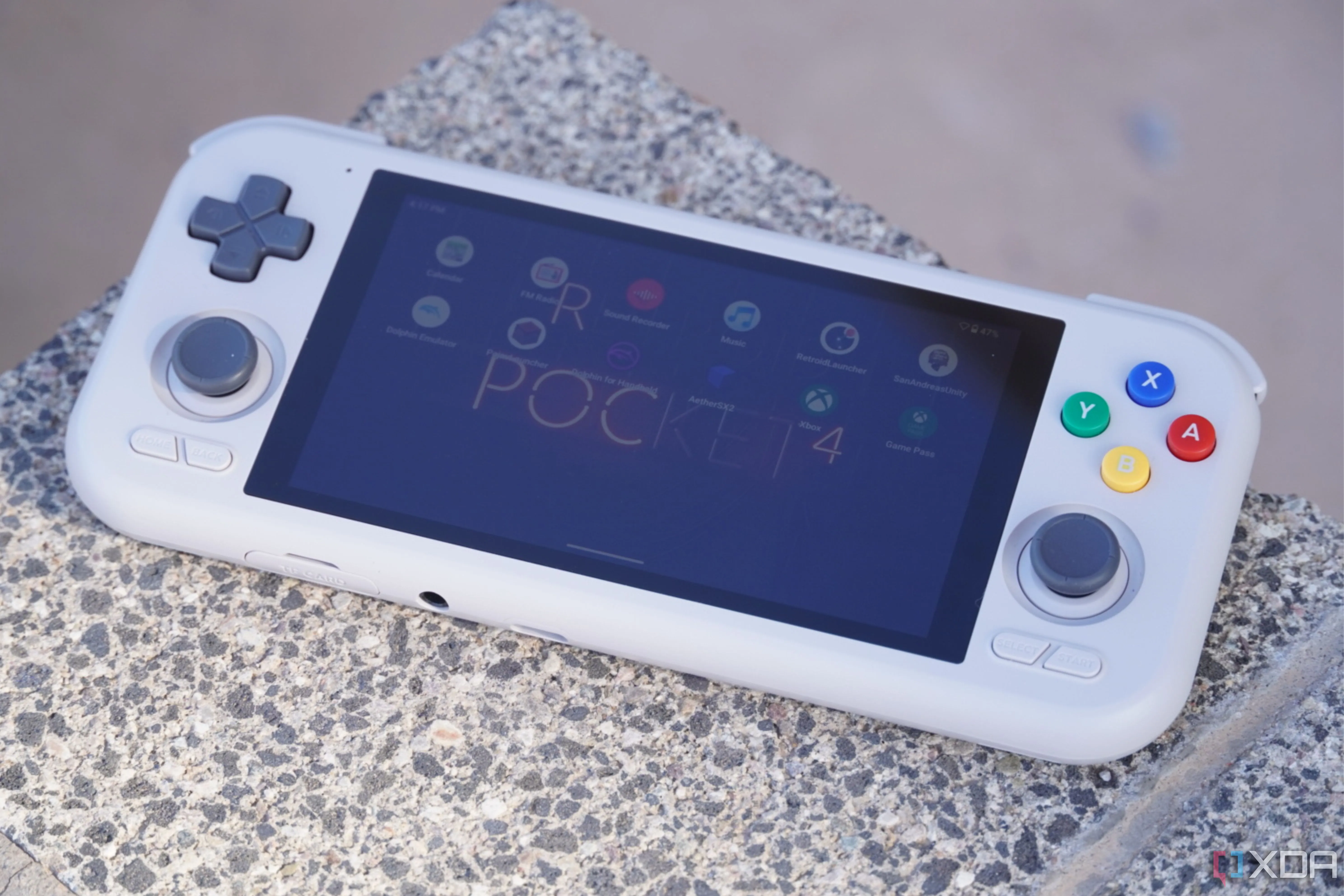 Giao diện màn hình chính của thiết bị chơi game cầm tay Retroid Pocket chạy Android.