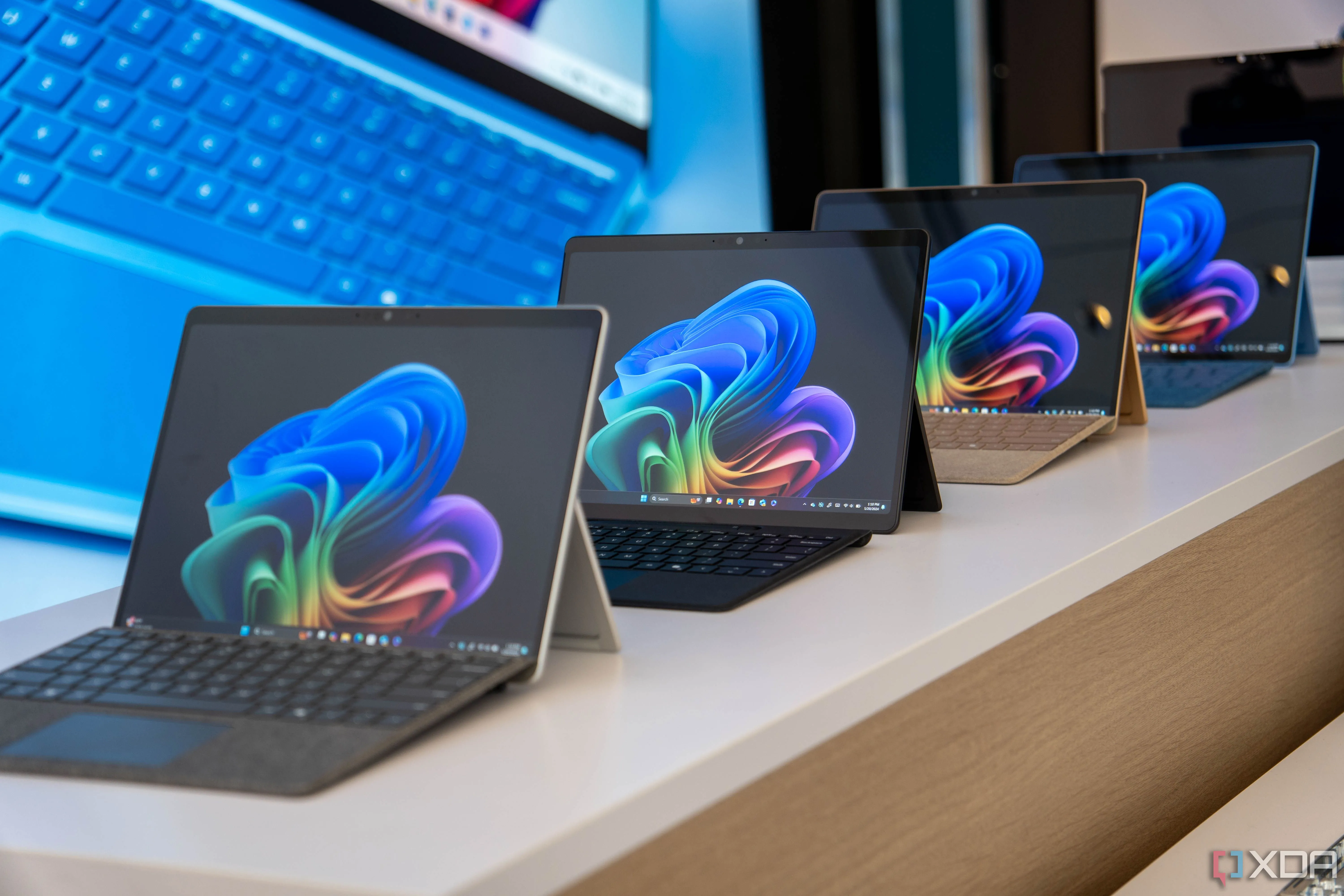 Giao diện máy tính với các biểu tượng ứng dụng và màn hình desktop, tượng trưng cho hệ điều hành và phần mềm.