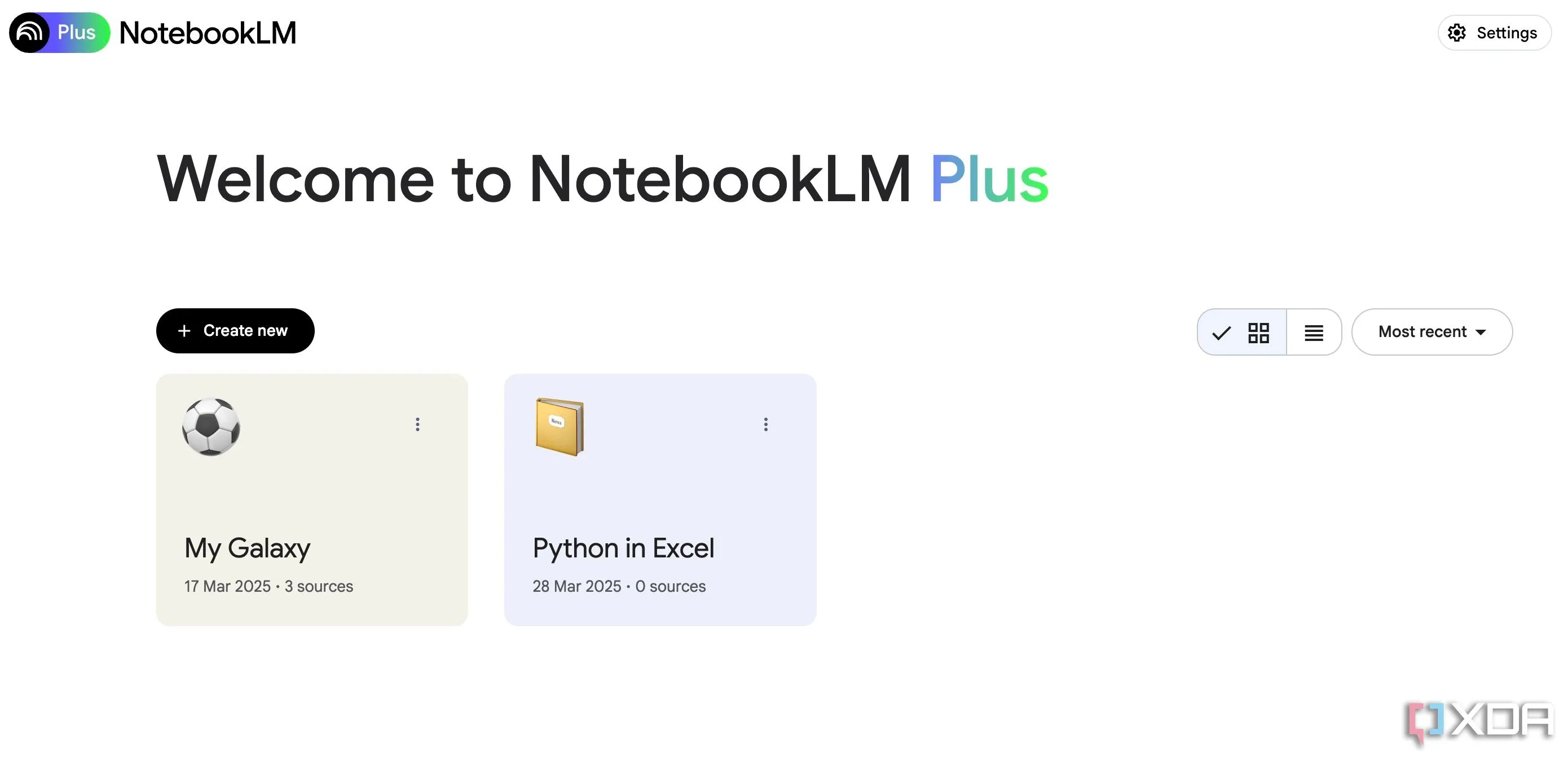 Giao diện người dùng của NotebookLM, minh họa khả năng quản lý nguồn và tương tác AI.