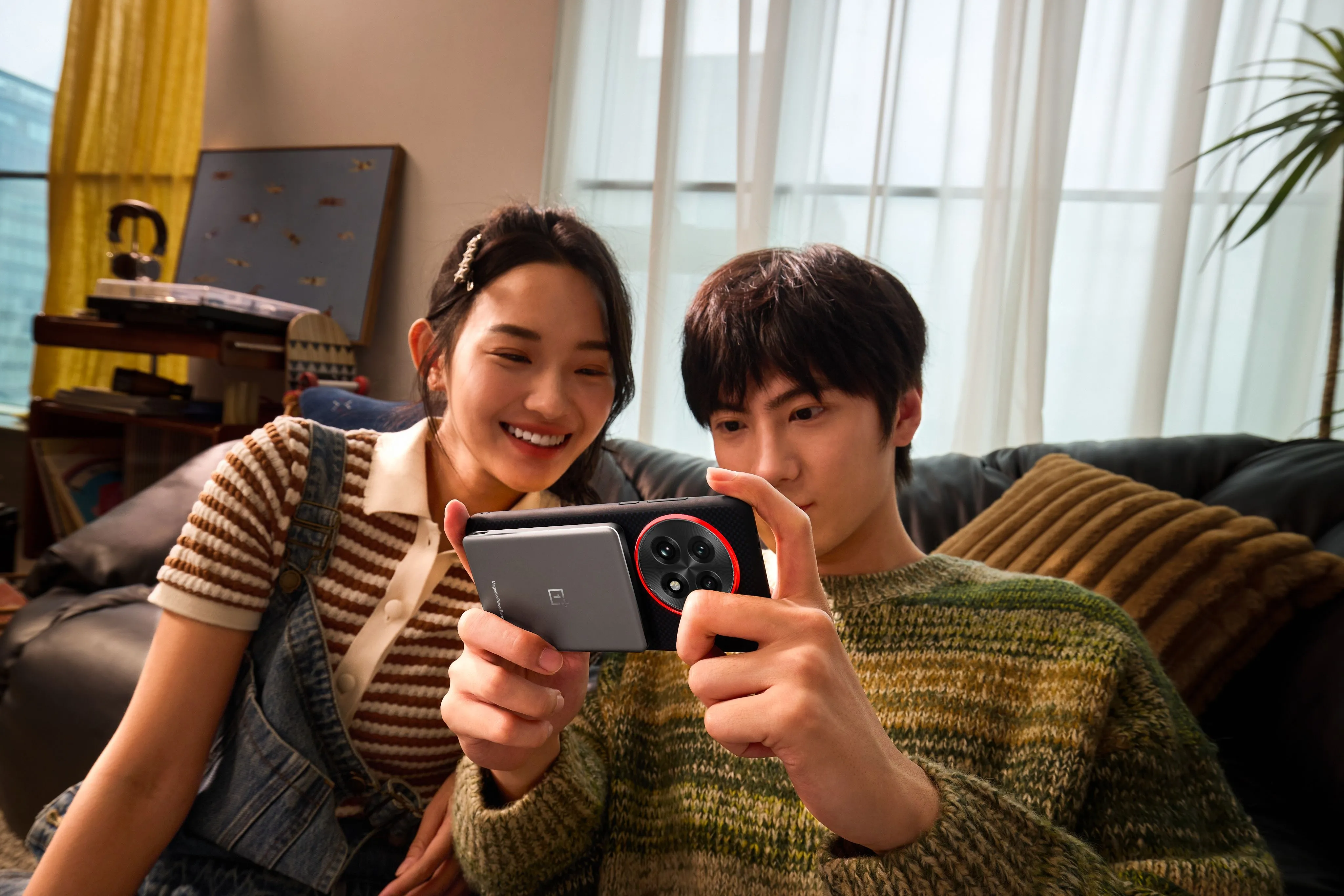Giao diện người dùng trên điện thoại OnePlus thể hiện các tính năng AI thông minh và tiện ích