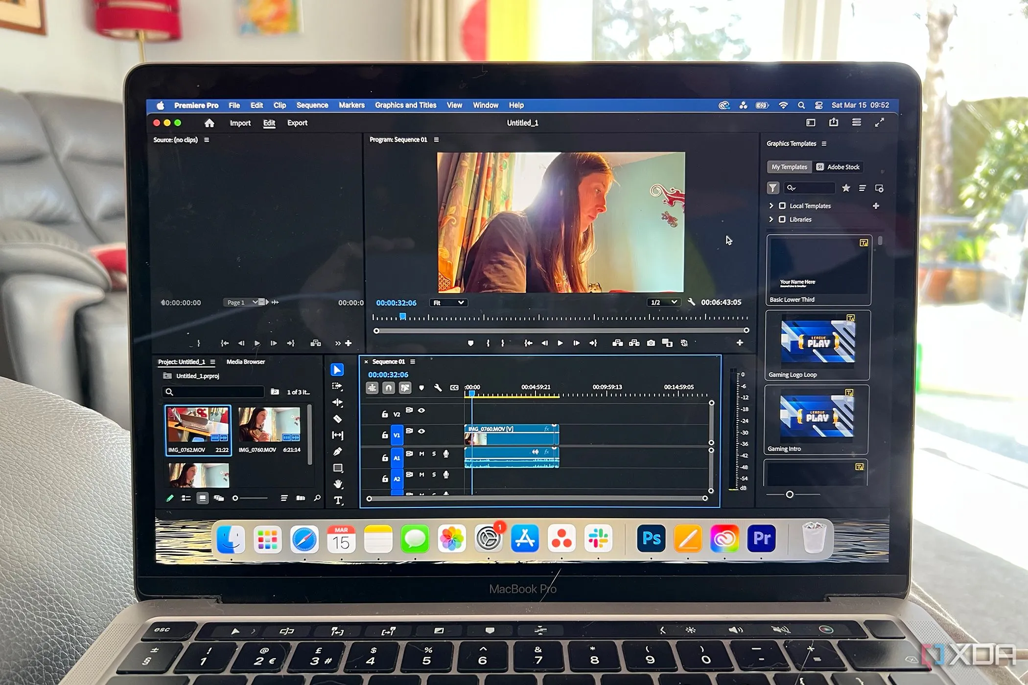 Giao diện phần mềm Adobe Premiere Pro trên MacBook Pro, minh họa khả năng tùy chỉnh bố cục để làm việc hiệu quả