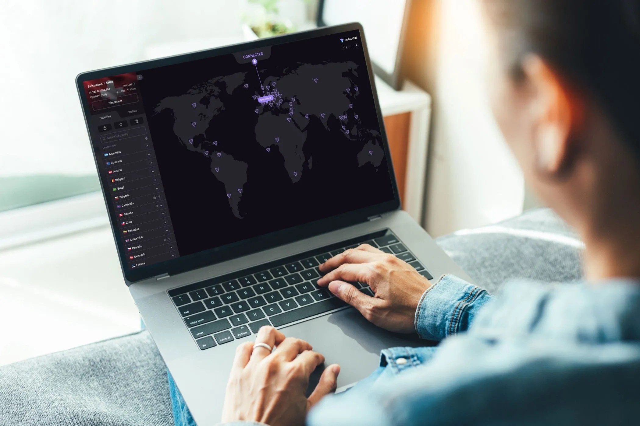 Giao diện ứng dụng ProtonVPN trên máy tính xách tay chạy Windows, thể hiện kết nối VPN an toàn.