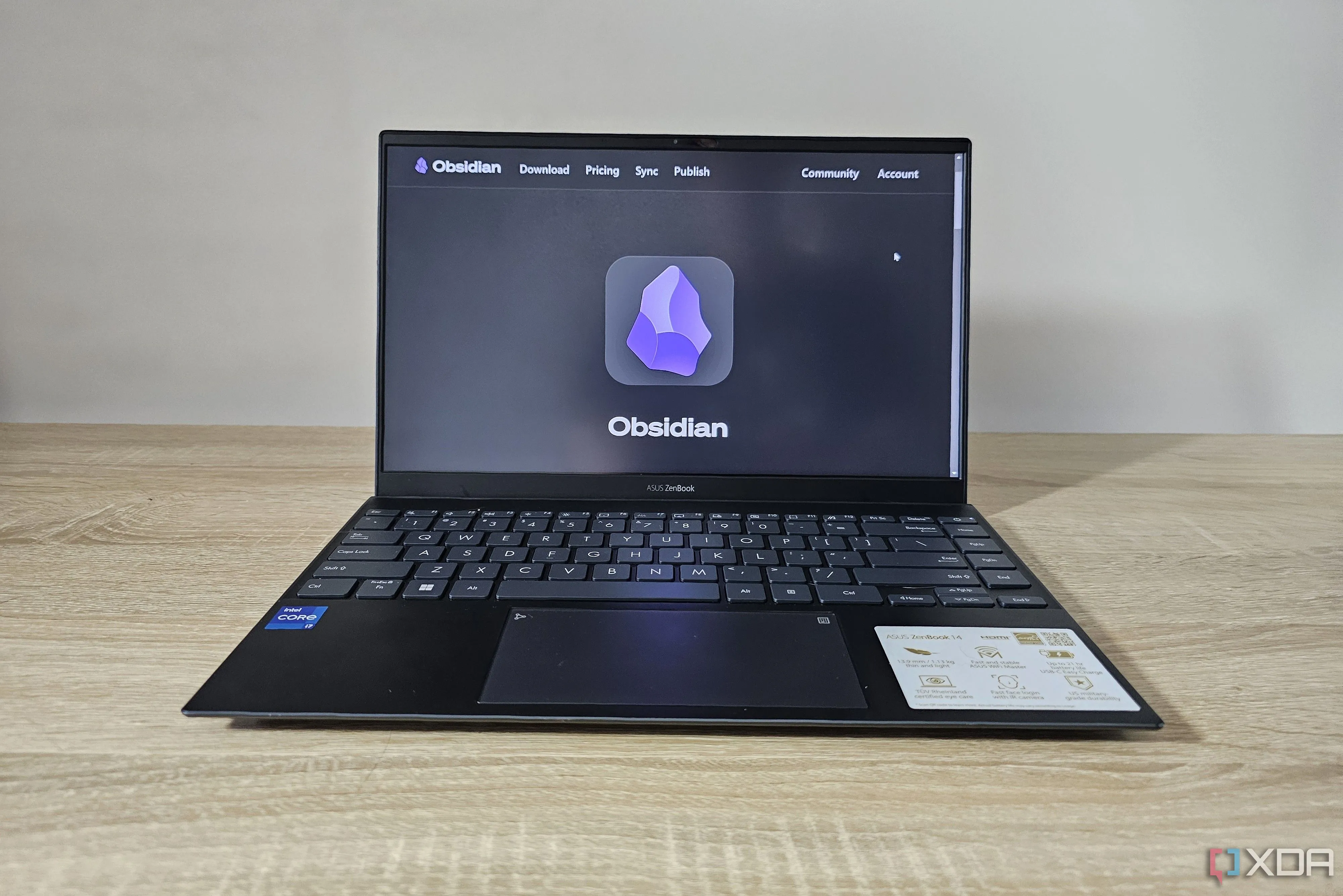 Giao diện website Obsidian trên màn hình laptop, minh họa ứng dụng ghi chú hiệu quả