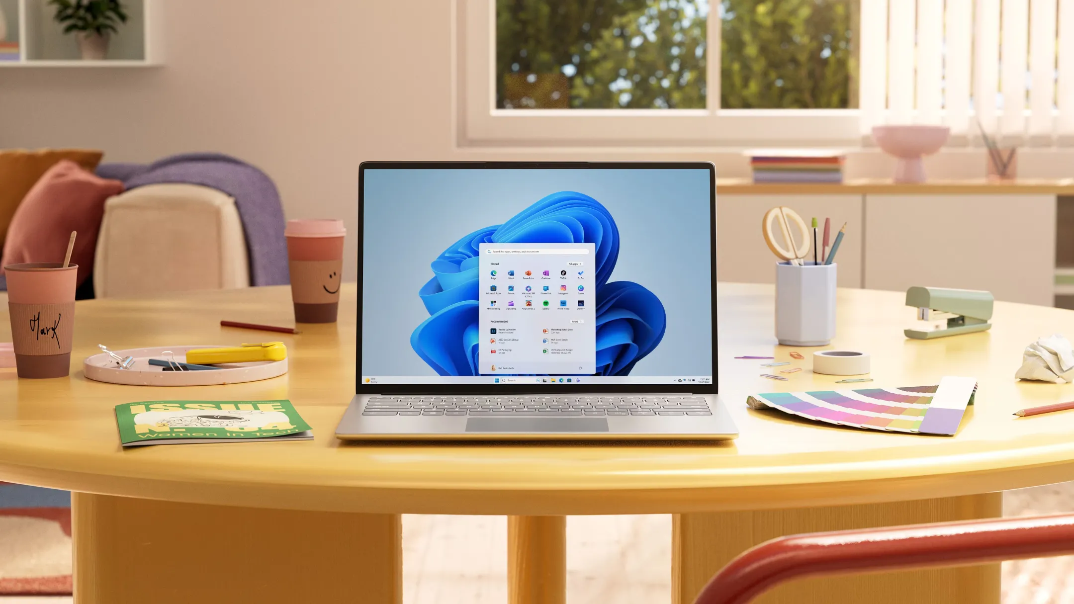 Giao diện Windows 11 trên laptop với các dấu hiệu bất thường, cảnh báo máy tính có thể đã nhiễm phần mềm độc hại
