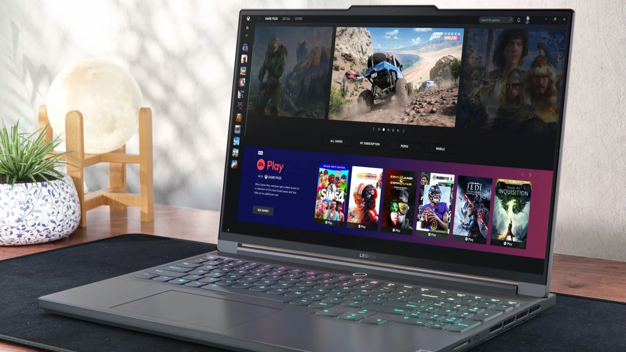 Giao diện Xbox Game Pass trên laptop gaming, thể hiện sức hút của nền tảng này với game thủ PC