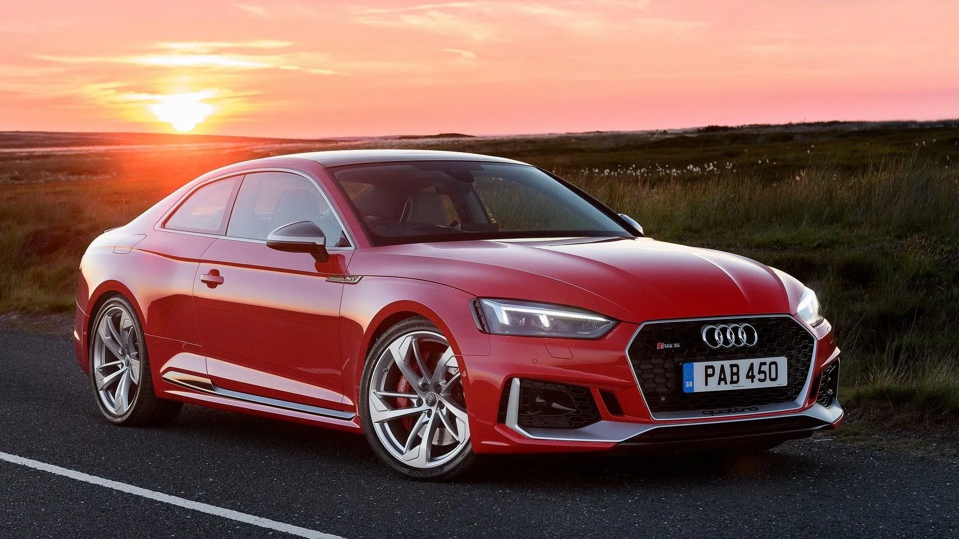 Góc 3/4 phía trước của Audi RS5 Coupe 2018 màu xanh dương mạnh mẽ