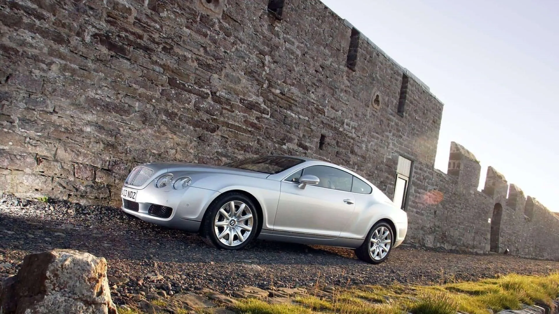 Góc 3/4 phía trước của Bentley Continental GT 2003 màu bạc sang trọng