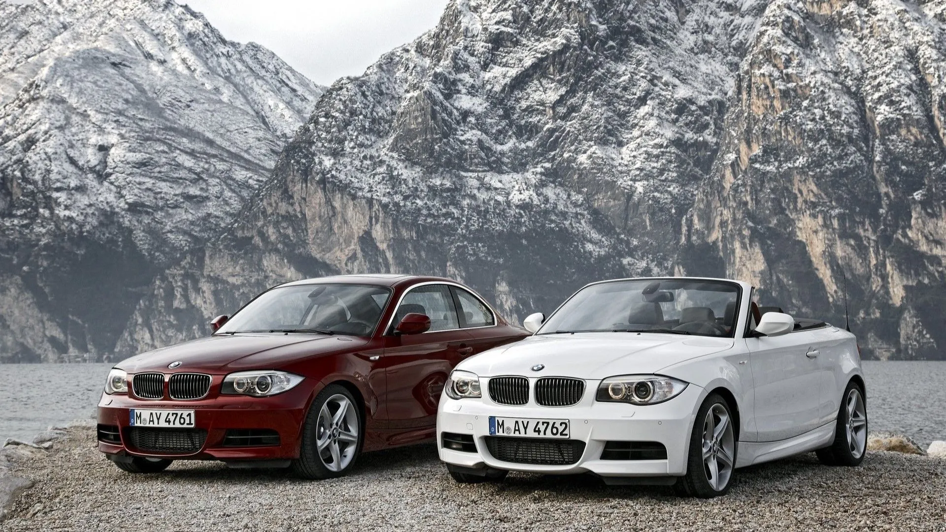 Góc 3/4 phía trước của BMW 1-Series Coupe và Convertible đời 2012, mẫu xe nhỏ gọn mang lại cảm giác lái thể thao.