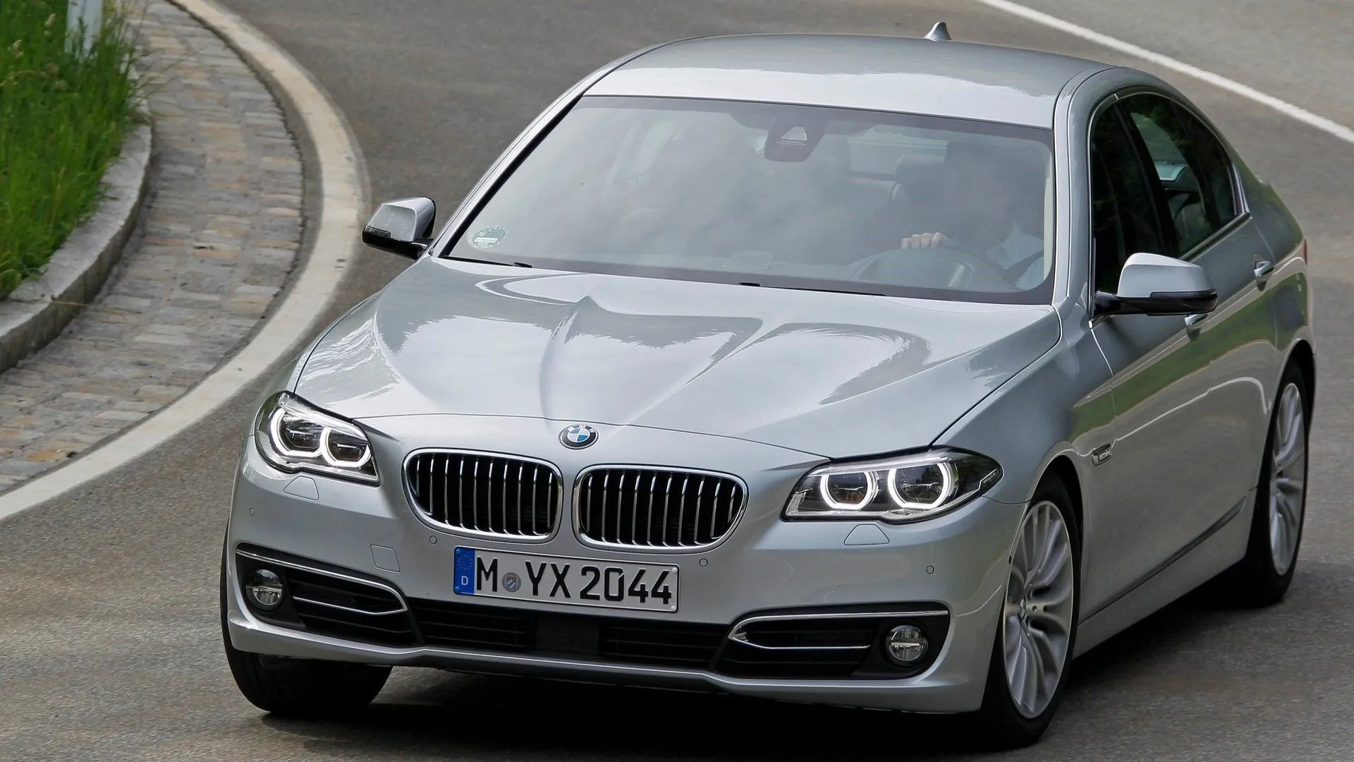 Góc 3/4 phía trước của BMW 5-Series đời 2014, mẫu sedan hạng trung kết hợp giữa sự thoải mái và các tính năng nội thất cao cấp.