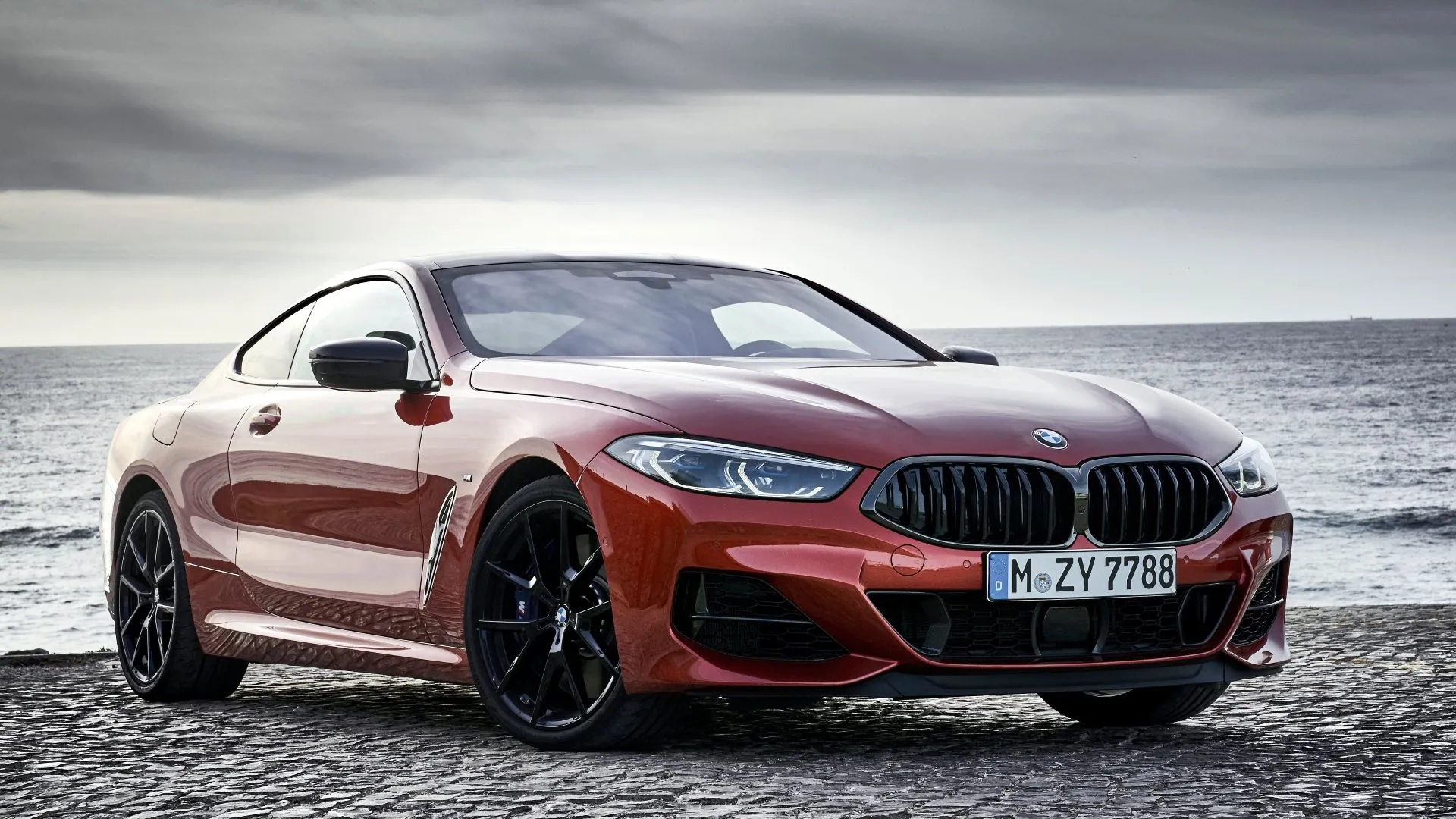 Góc 3/4 phía trước của BMW 8-Series Coupe 2019 màu xanh navy lịch lãm