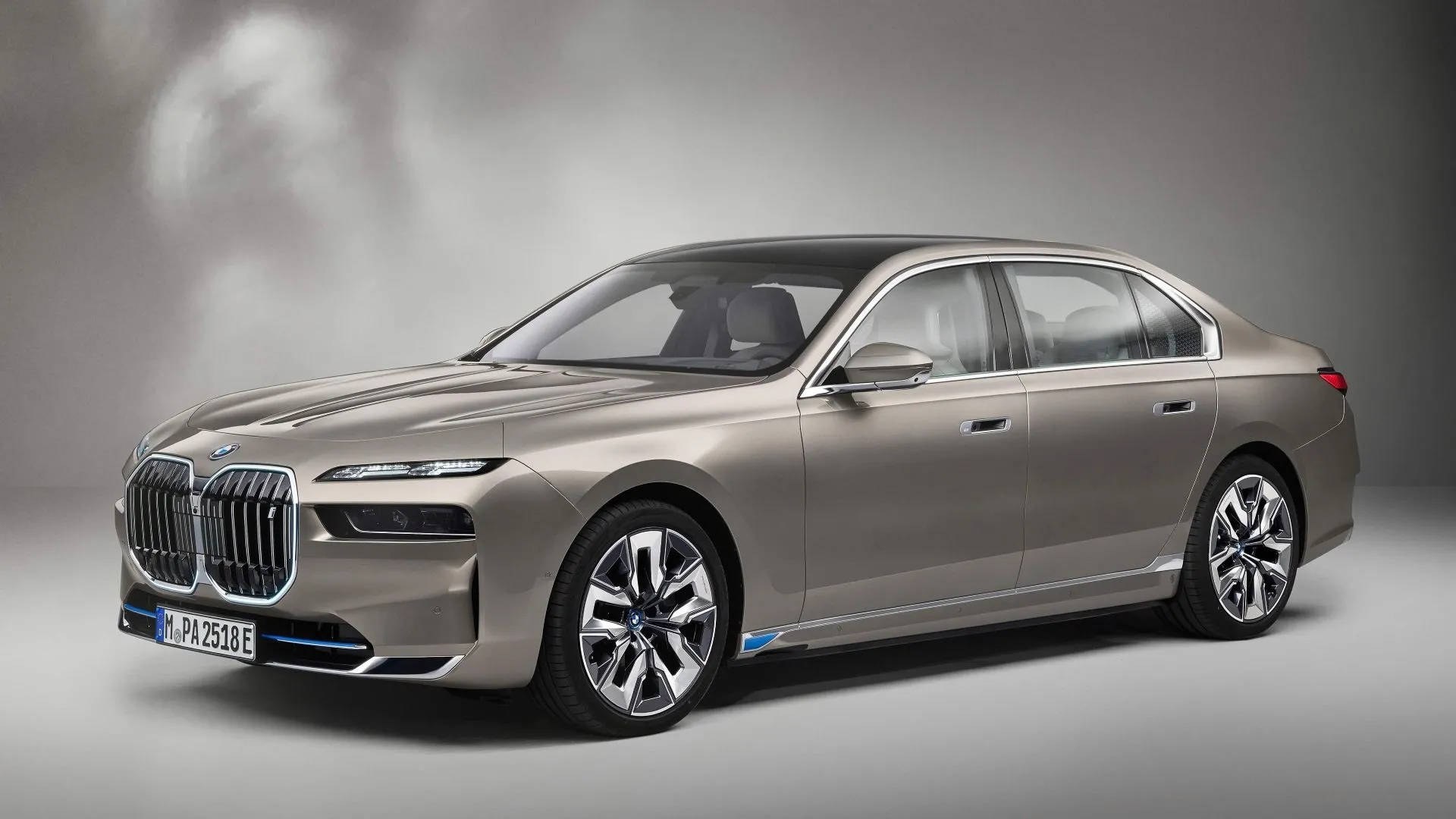 Góc 3/4 phía trước của chiếc BMW i7 2023 màu đen bóng
