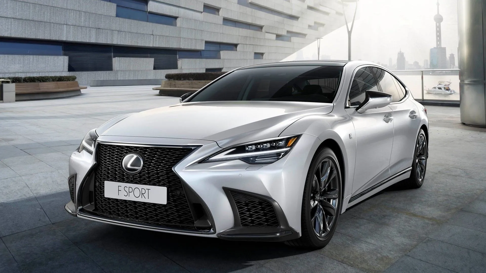 Góc 3/4 phía trước của chiếc Lexus LS 2021 màu trắng