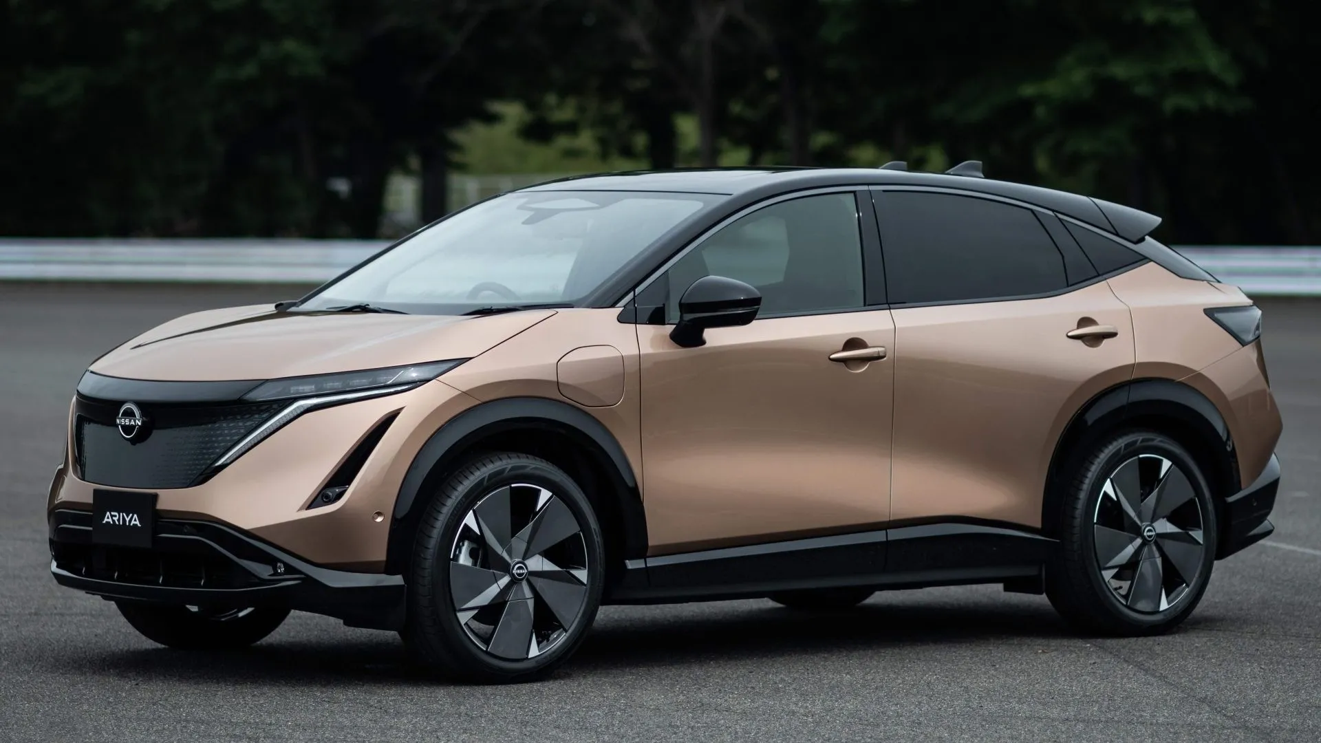 Góc 3/4 phía trước của chiếc Nissan Ariya 2021 màu xanh dương