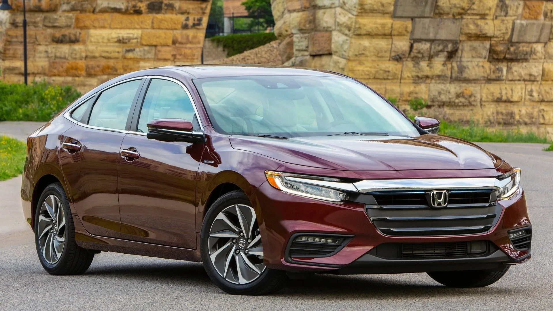 Góc 3/4 phía trước của Honda Insight 2019 màu trắng, thể hiện thiết kế sedan hiện đại và thanh lịch.
