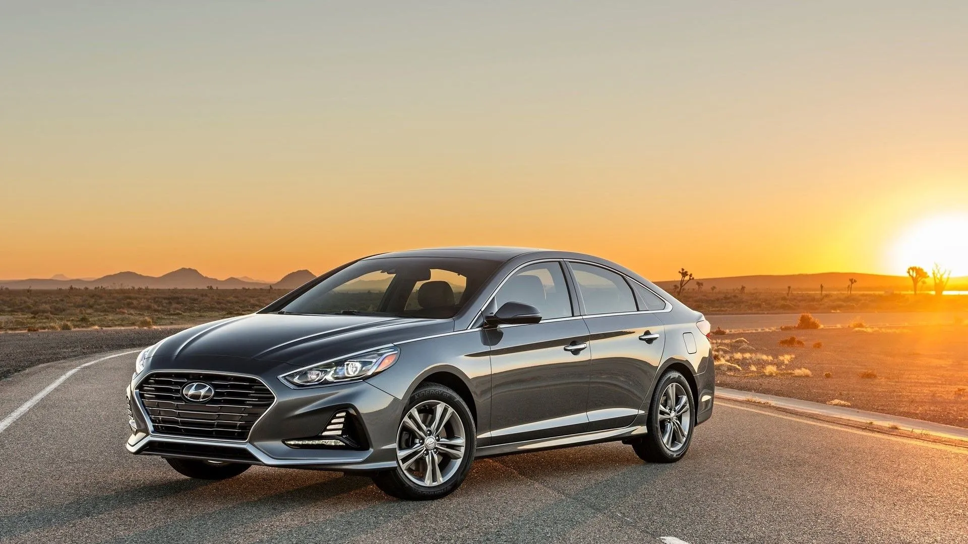 Góc 3/4 phía trước của Hyundai Sonata 2018 màu bạc, nổi bật với thiết kế sắc nét và hiện đại.