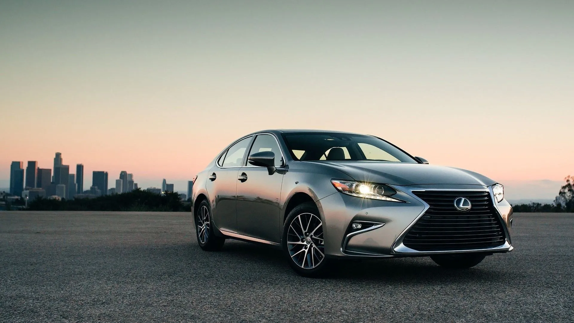 Góc 3/4 phía trước của Lexus ES 2016 màu đỏ, toát lên vẻ sang trọng và lịch lãm.