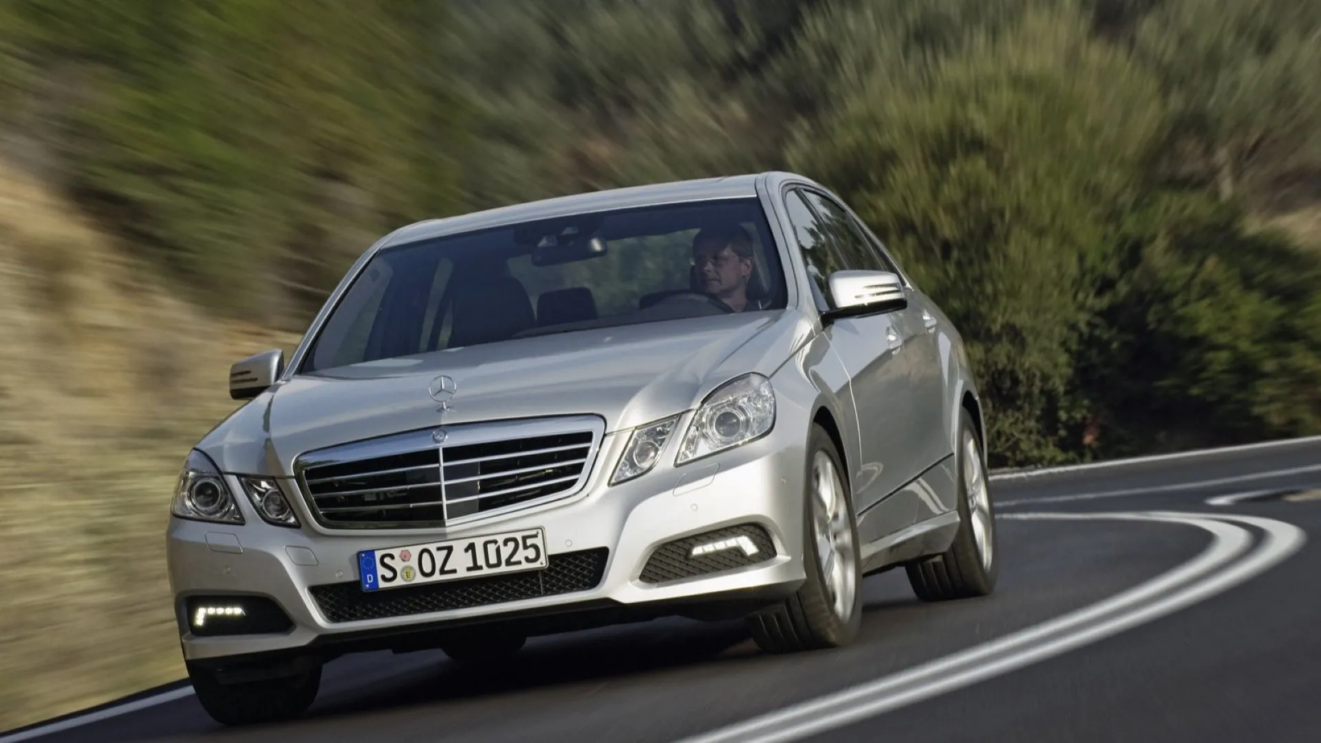 Góc 3/4 phía trước của Mercedes-Benz E-Class đời 2010, đại diện cho sự cân bằng giữa sang trọng và sự linh hoạt.