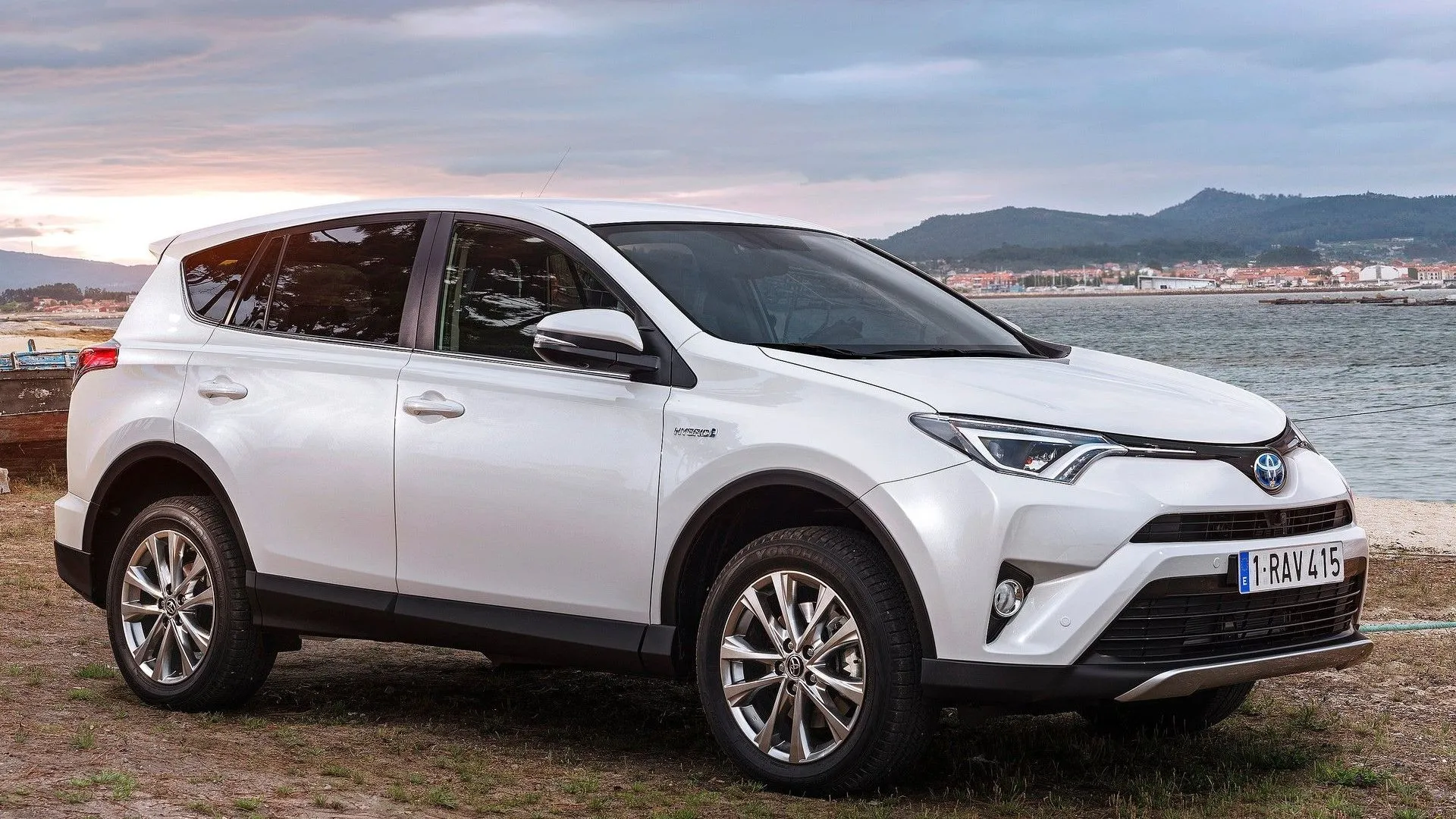 Góc 3/4 phía trước của Toyota RAV4 Hybrid 2016 màu xanh đậm, nổi bật với thiết kế SUV mạnh mẽ và hiện đại.