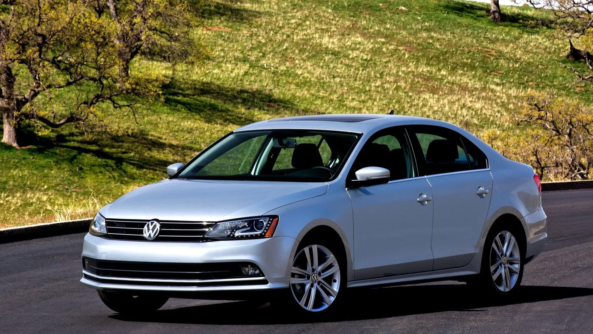 Góc 3/4 phía trước của Volkswagen Jetta đời 2015, một lựa chọn xe sedan Đức thực dụng và bền bỉ.