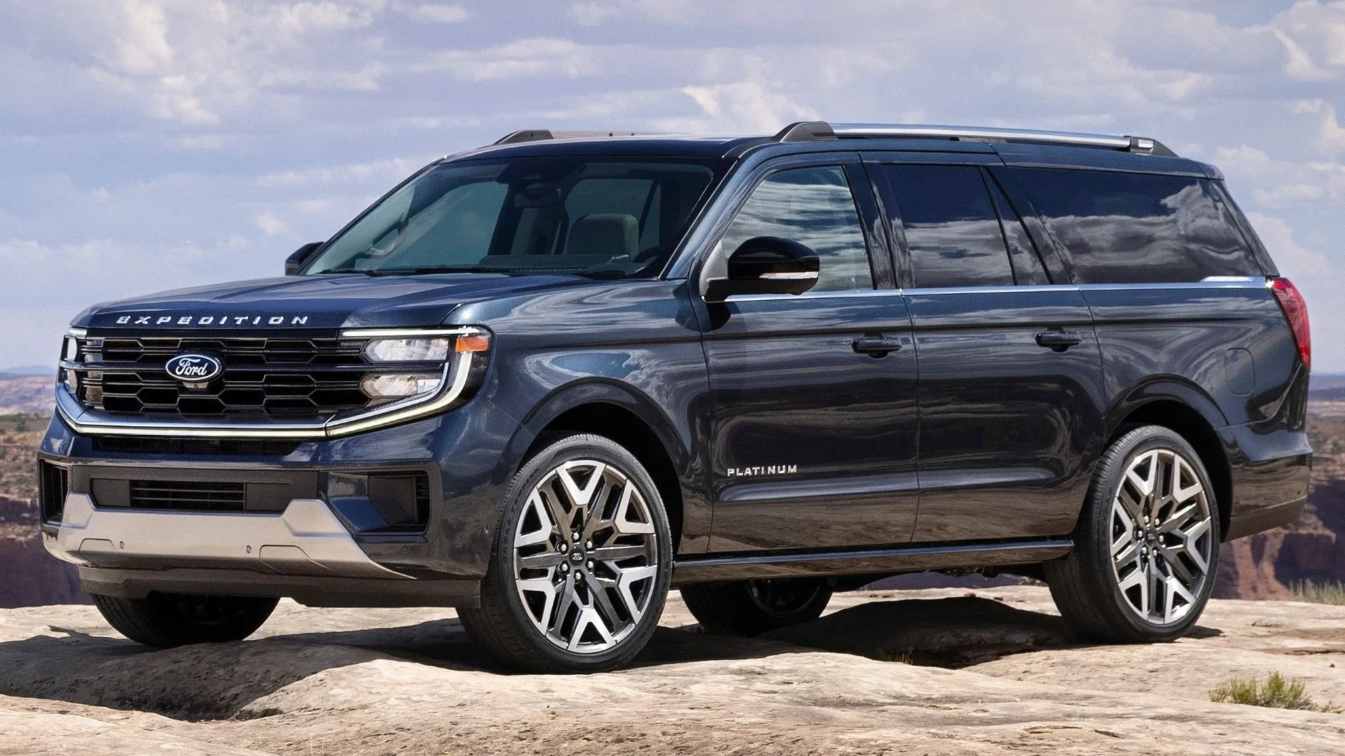 Góc ba phần tư phía trước của Ford Expedition 2025 màu đen, thiết kế mạnh mẽ và hiện đại, sẵn sàng cho mọi chuyến hành trình với khả năng kéo 9.300 lbs