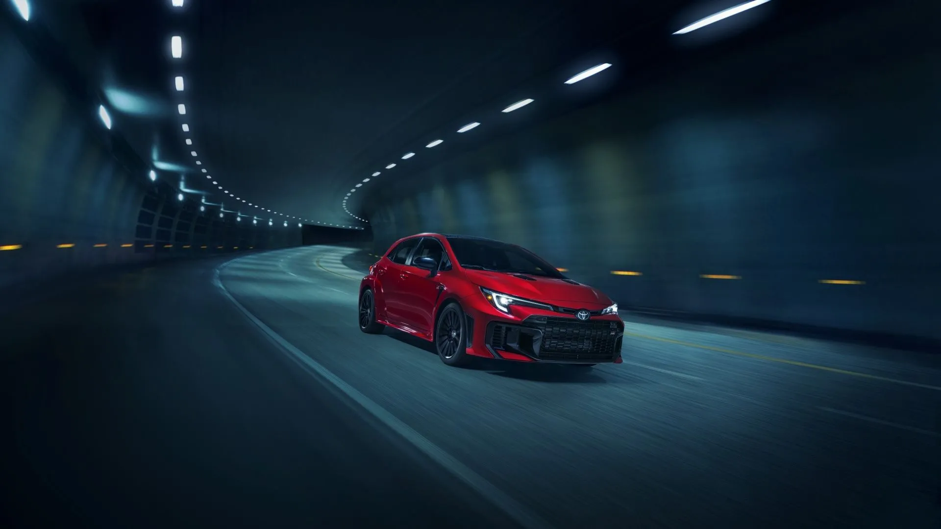 Góc ba phần tư phía trước của một chiếc Toyota GR Corolla 2025.