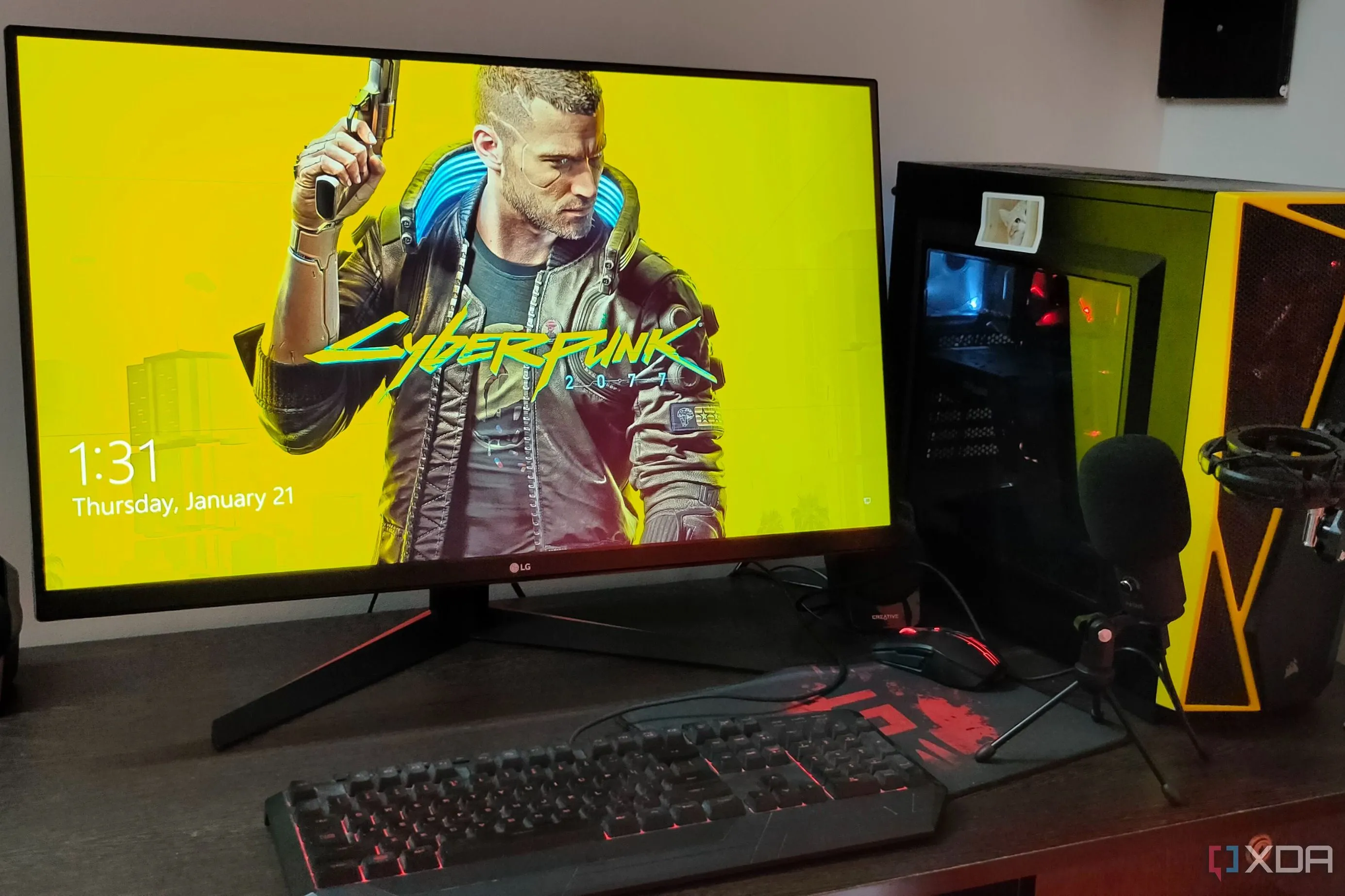 Góc chơi game PC với màn hình hiển thị thế giới Cyberpunk 2077, minh họa trải nghiệm game chất lượng cao