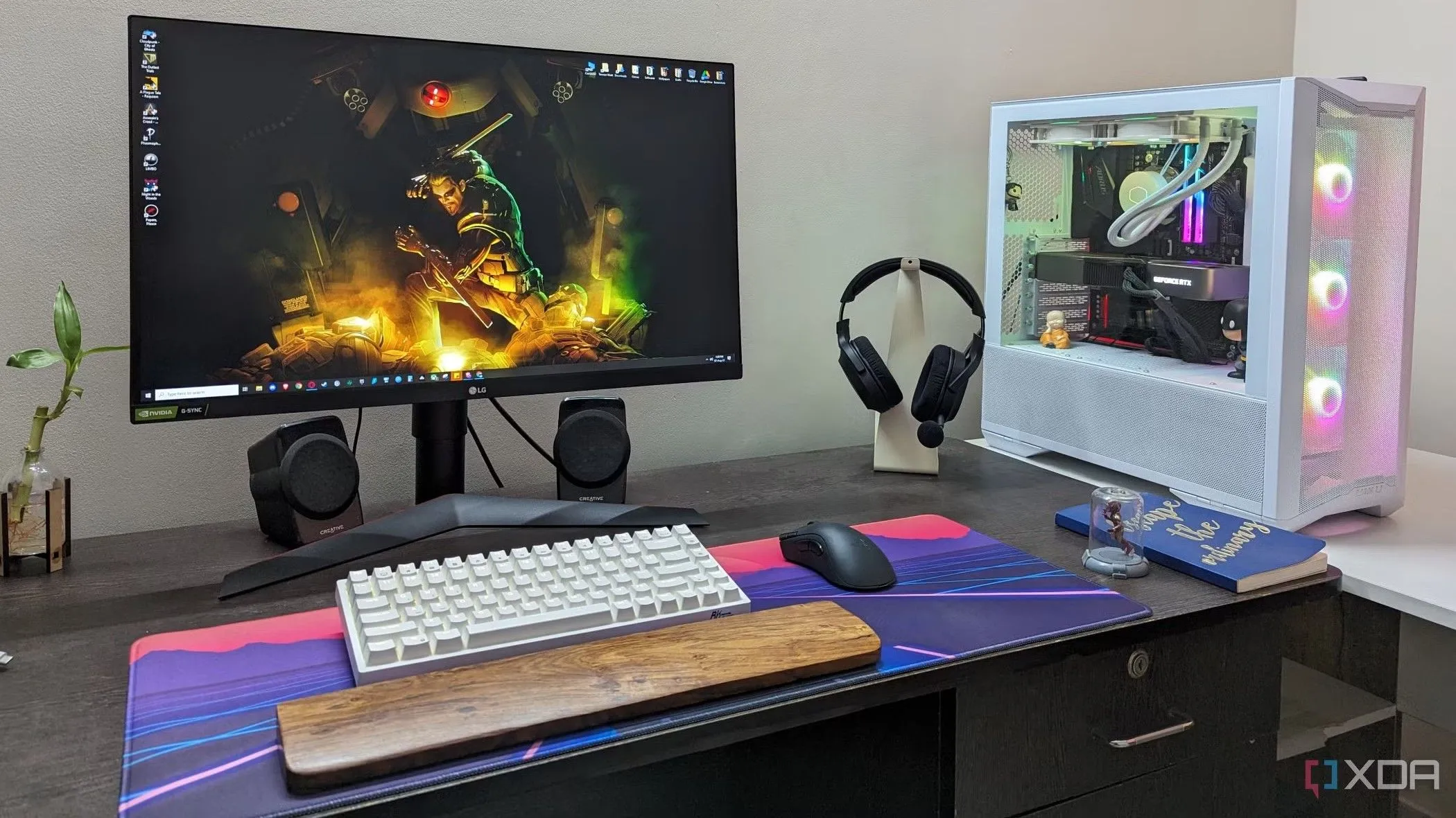 Góc máy tính bàn gaming với bàn di chuột lớn, bàn phím, chuột và tai nghe