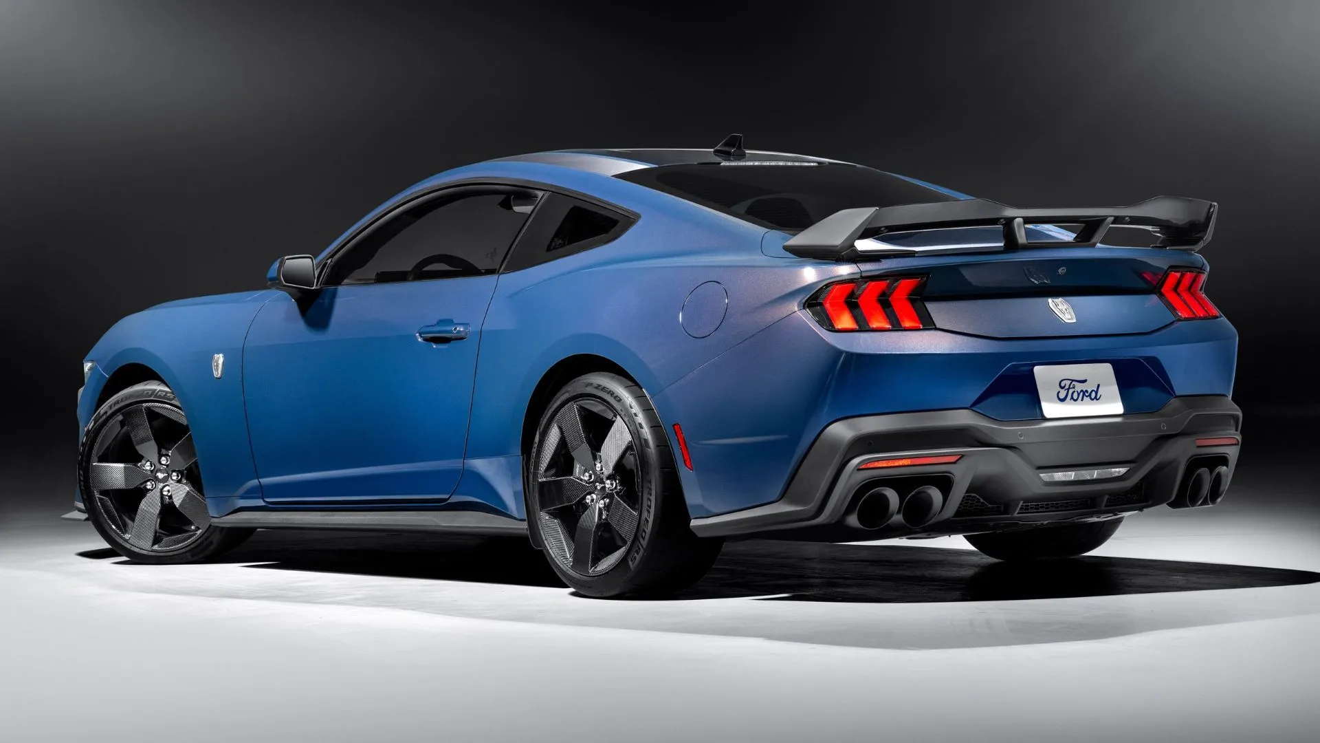 Góc nhìn 3/4 phía sau Ford Mustang Dark Horse 2025 màu xanh dương với mâm xe carbon