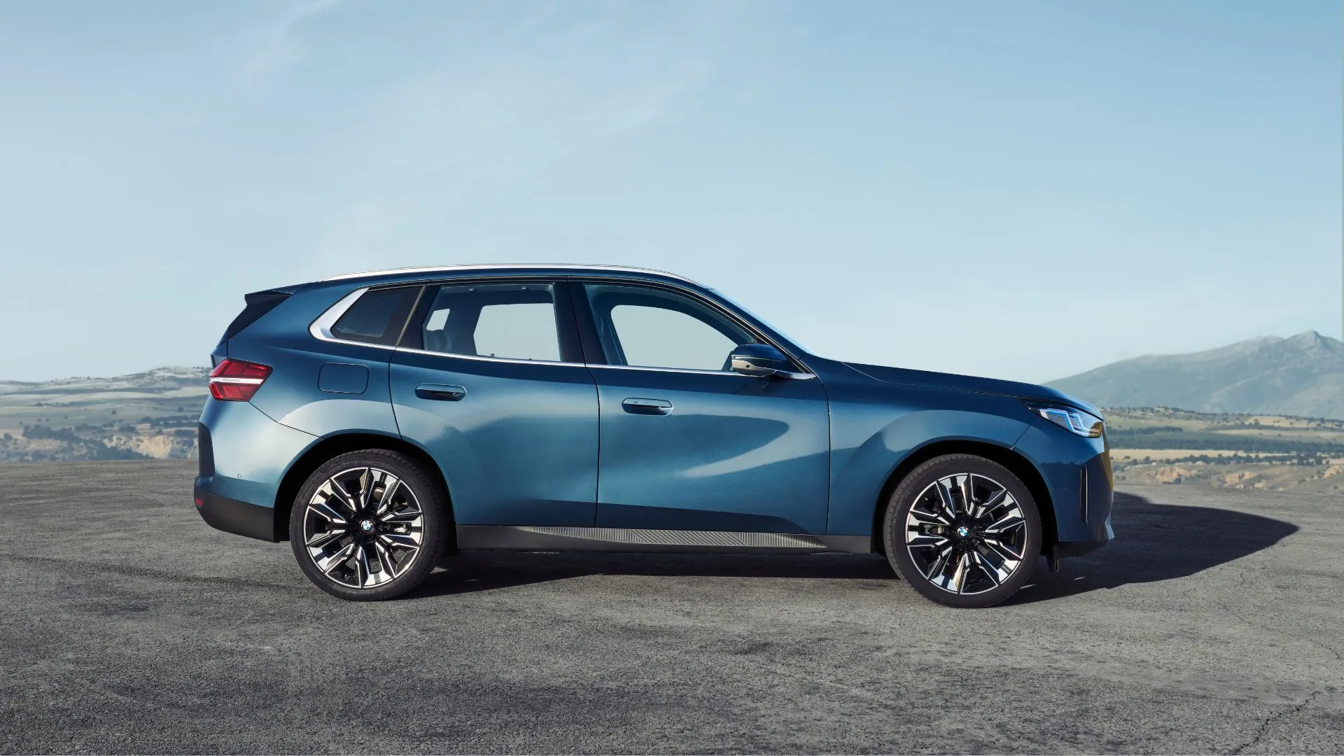 Góc nhìn bên hông của BMW X3 2025 màu xanh, mẫu xe nằm trong diện triệu hồi khẩn cấp của BMW.
