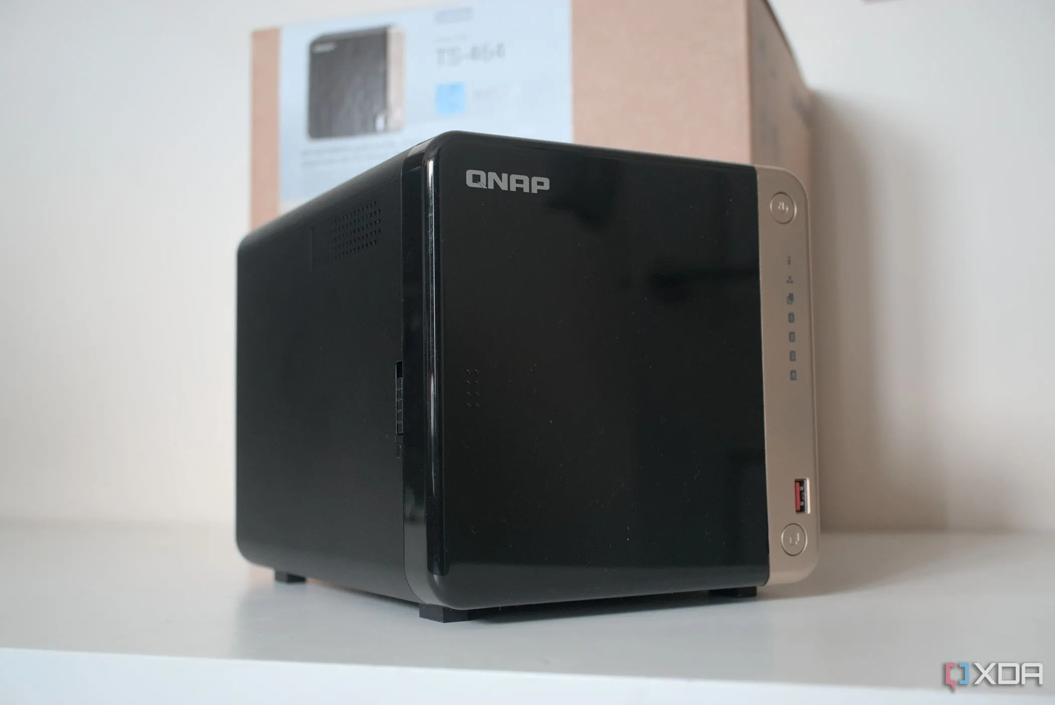 Góc nhìn cận cảnh của NAS QNAP TS-464