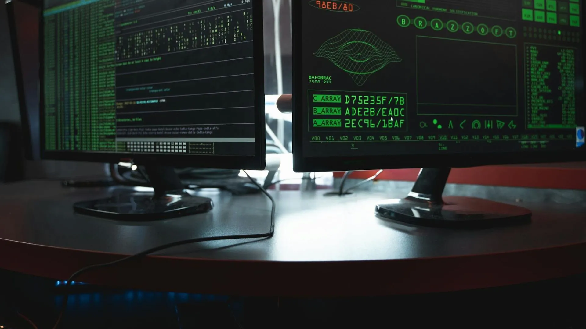 Góc nhìn cận cảnh màn hình máy tính với hoạt động hack hệ thống, minh họa sự ẩn mình tinh vi của mã độc rootkit