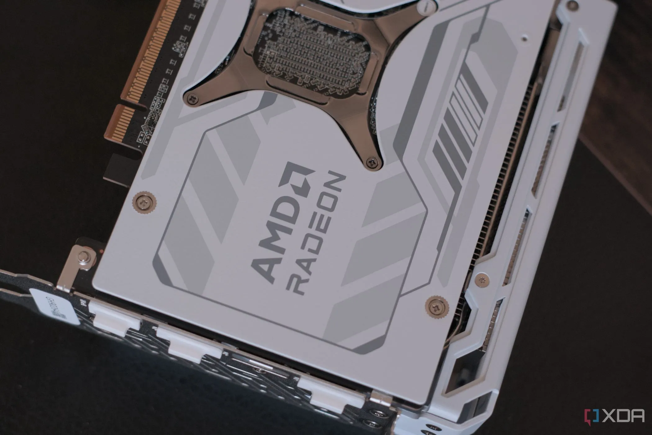 Góc nhìn mặt sau của card đồ họa ASRock Radeon RX 9070 XT Steel Legend.