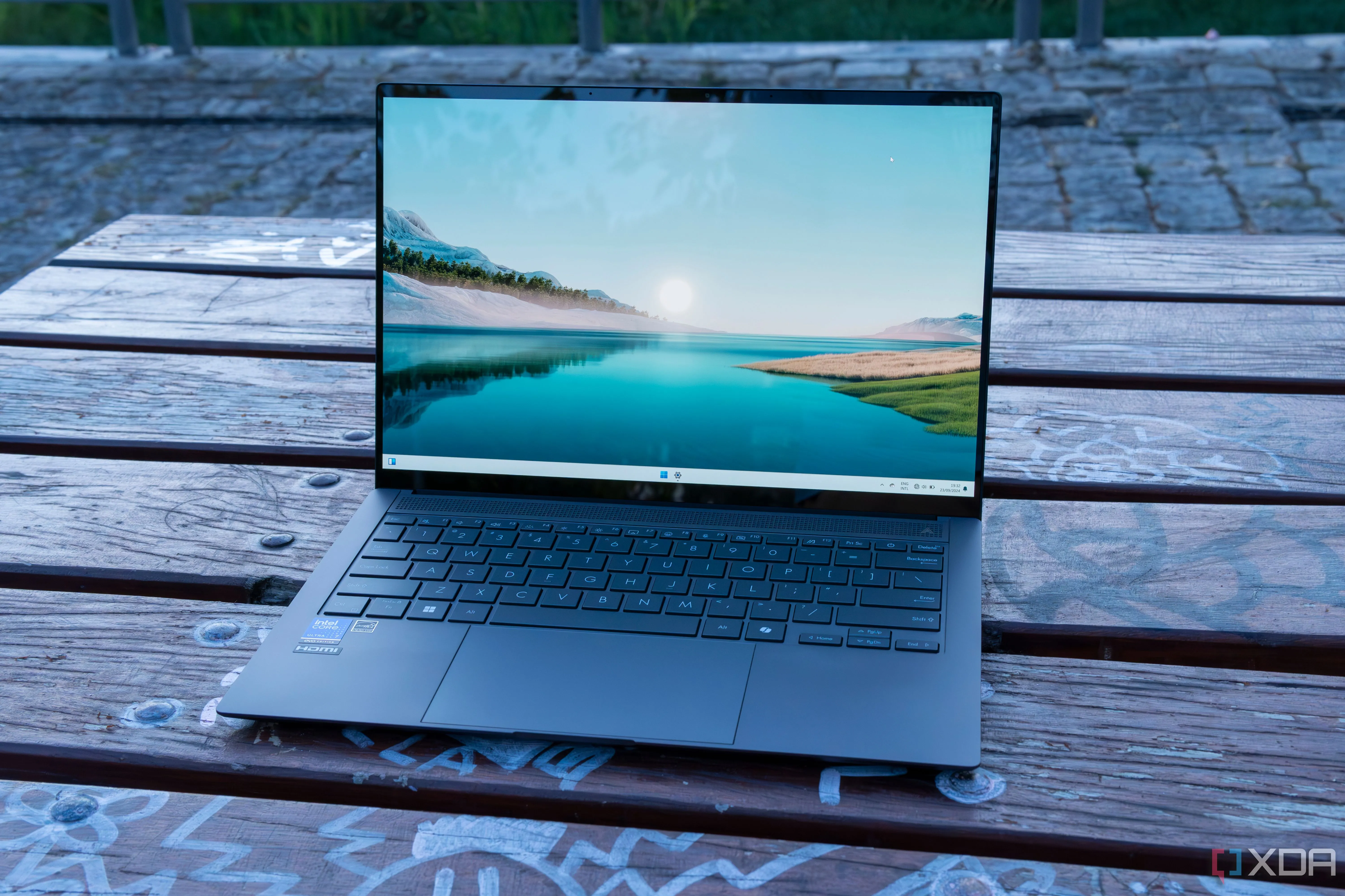Góc nhìn mặt trước của Asus Zenbook S 14 hiển thị màn hình nền Windows 11