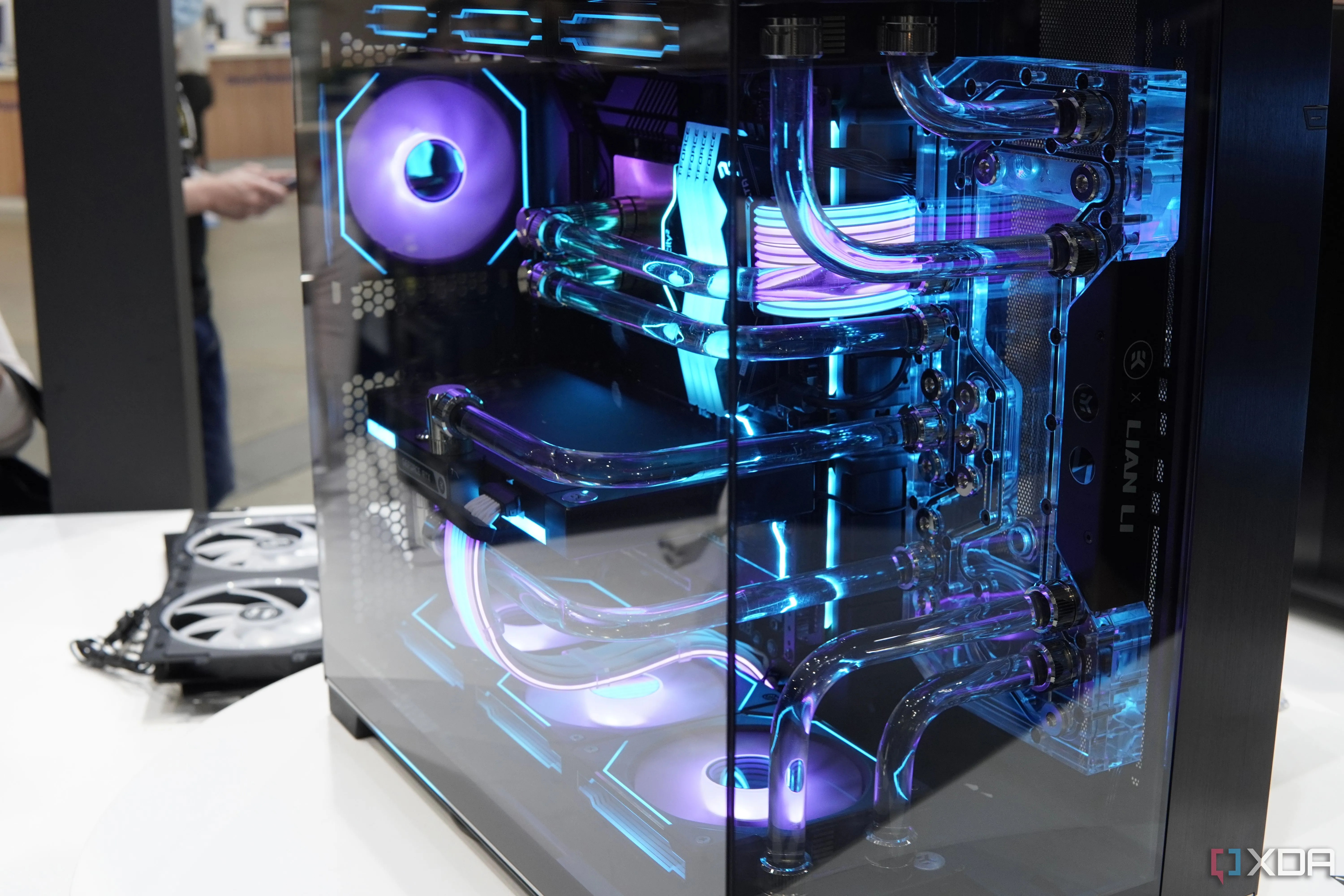 Góc nhìn mặt trước của PC được lắp đặt trong vỏ Lian Li O11D Evo RGB với ánh sáng
