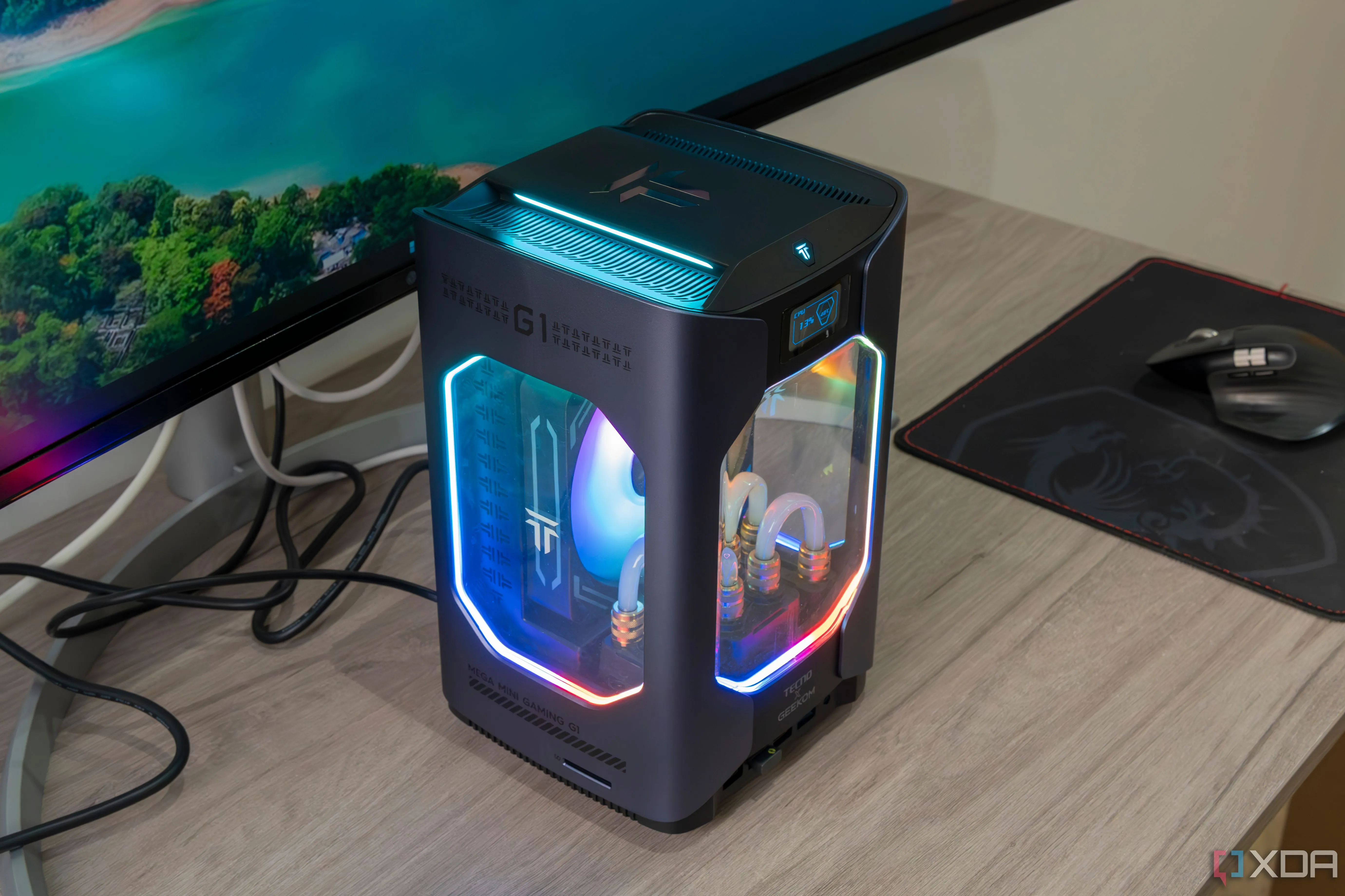 Góc nhìn nghiêng của máy tính chơi game nhỏ gọn Geekom Megamini G1 trên bàn gỗ, minh họa khả năng tiết kiệm không gian