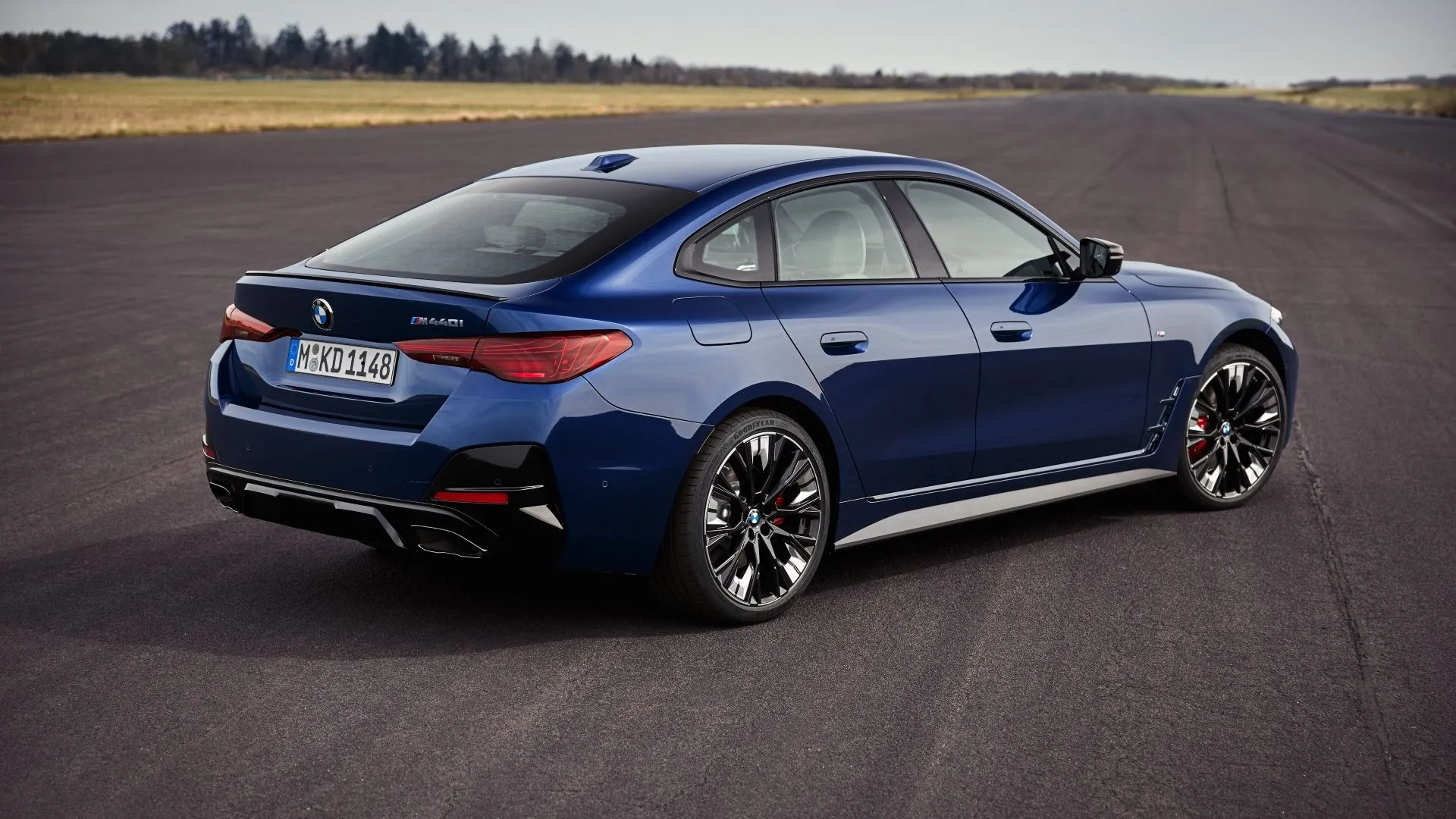 Góc nhìn phía sau BMW i4 2025 thể thao và sang trọng