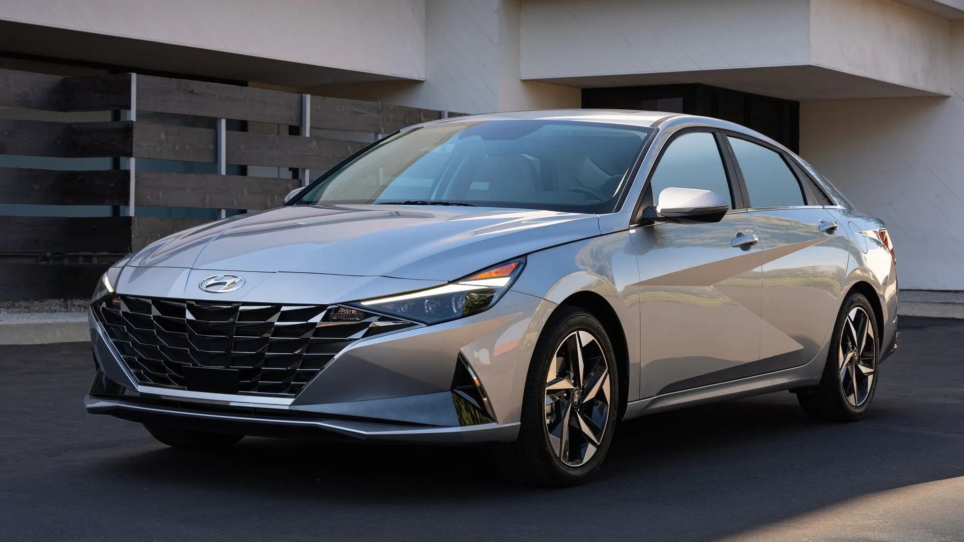 Góc nhìn phía trước 3/4 của Hyundai Elantra 2023 phiên bản Limited, nổi bật với thiết kế thanh lịch và nhiều tiện nghi công nghệ.
