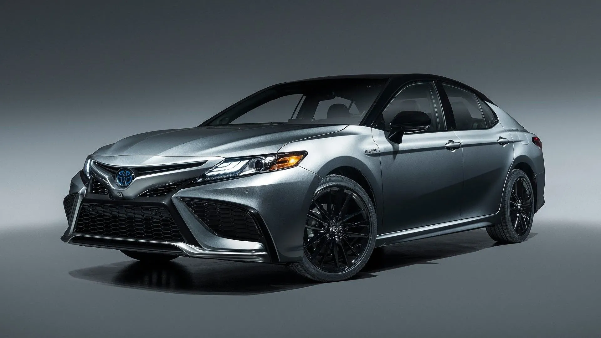 Góc nhìn phía trước 3/4 của Toyota Camry XLE 2022, nổi bật với vẻ ngoài vững chãi và nội thất thực dụng tích hợp công nghệ.