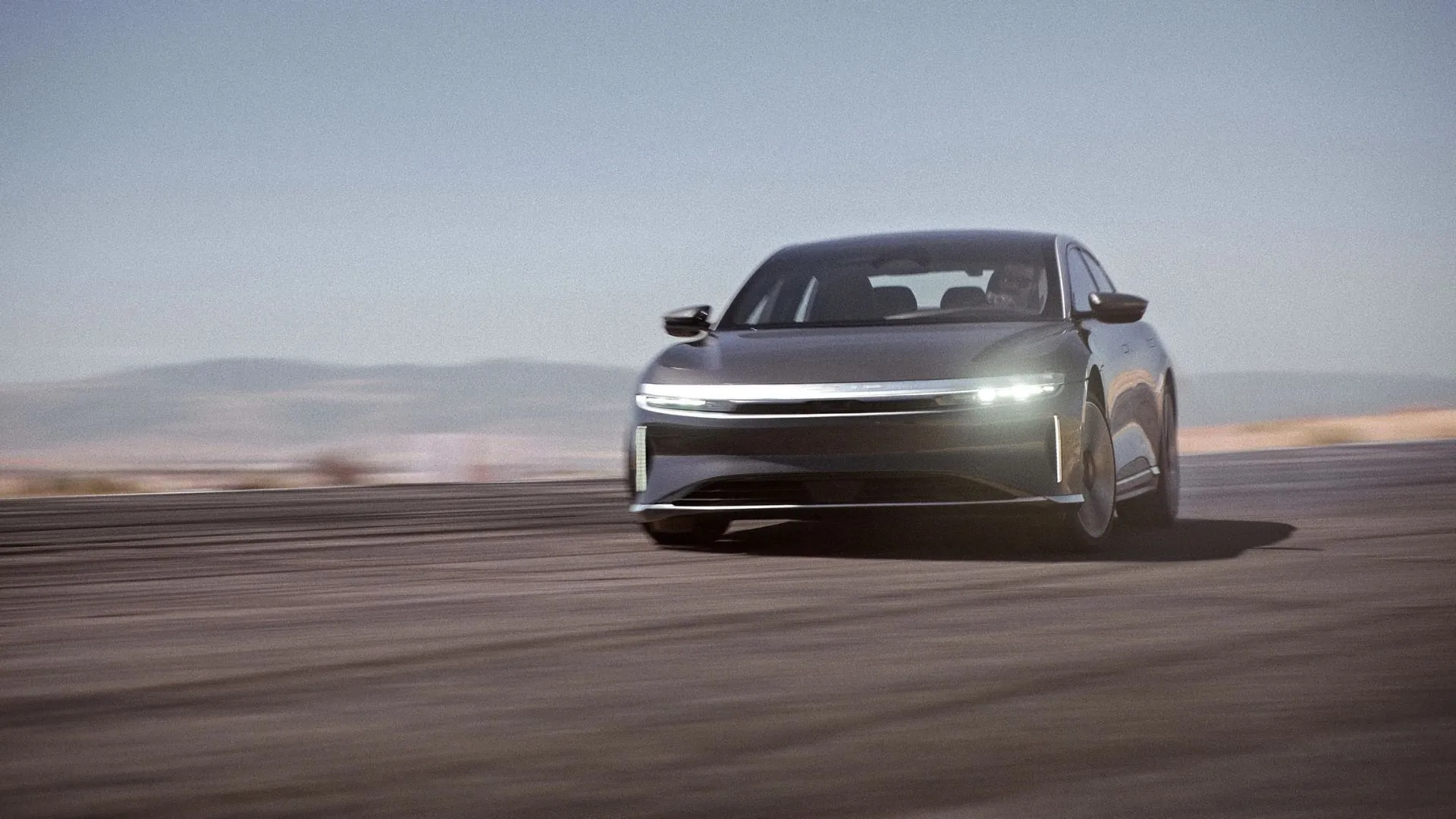 Góc nhìn phía trước của xe điện Lucid Air Grand Touring trên đường đua