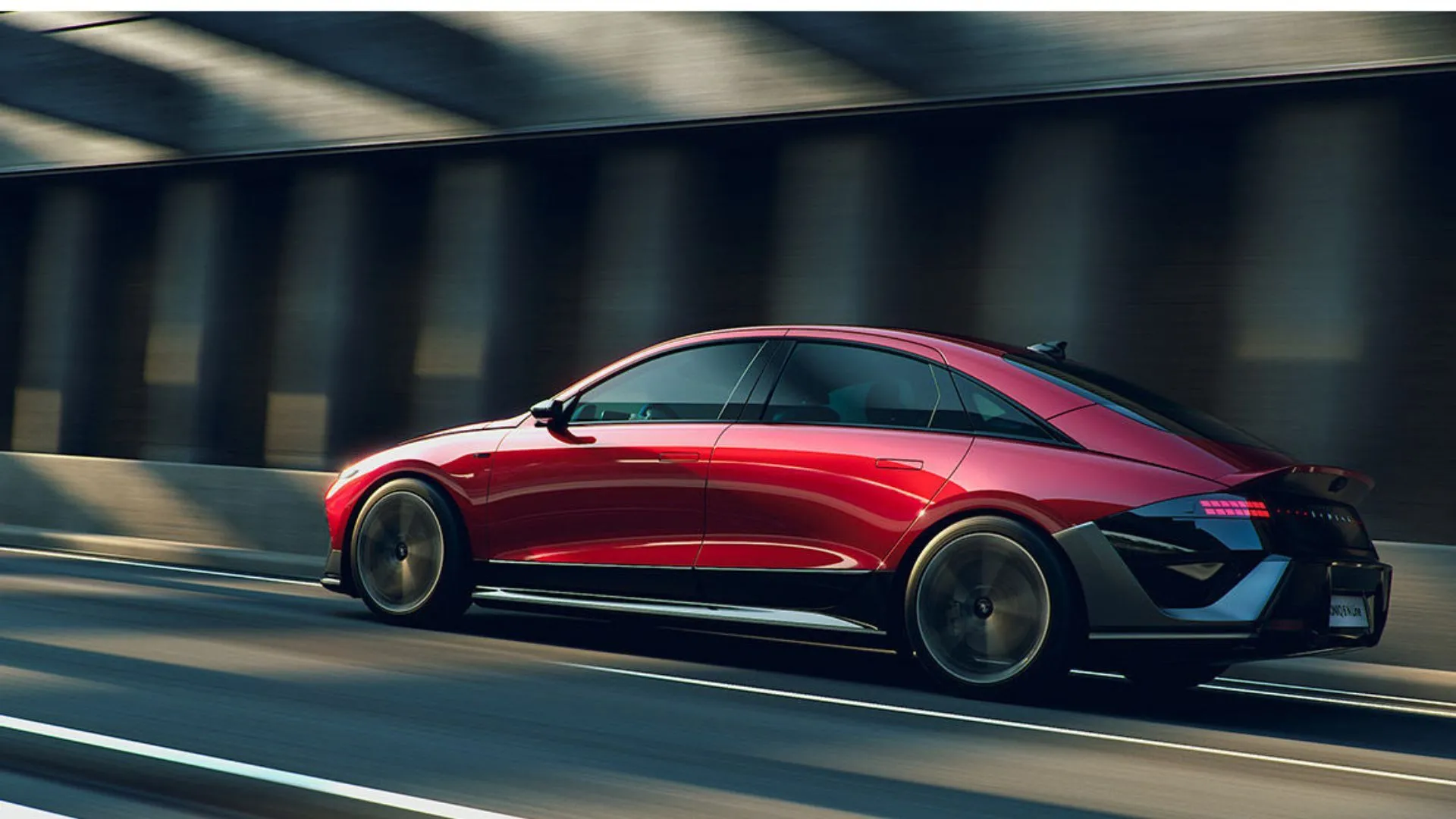Góc nhìn từ phía sau của Hyundai Ioniq 6 mới đang lướt trên đường phố đông đúc