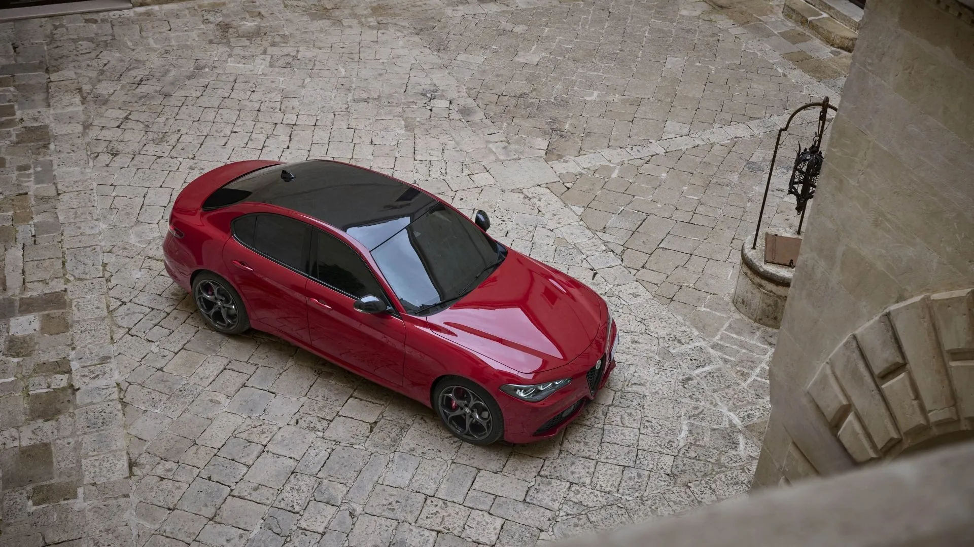 Góc nhìn từ trên cao Alfa Romeo Giulia 2025 màu đỏ, toát lên vẻ quyến rũ Italia và hệ thống giải trí 3D