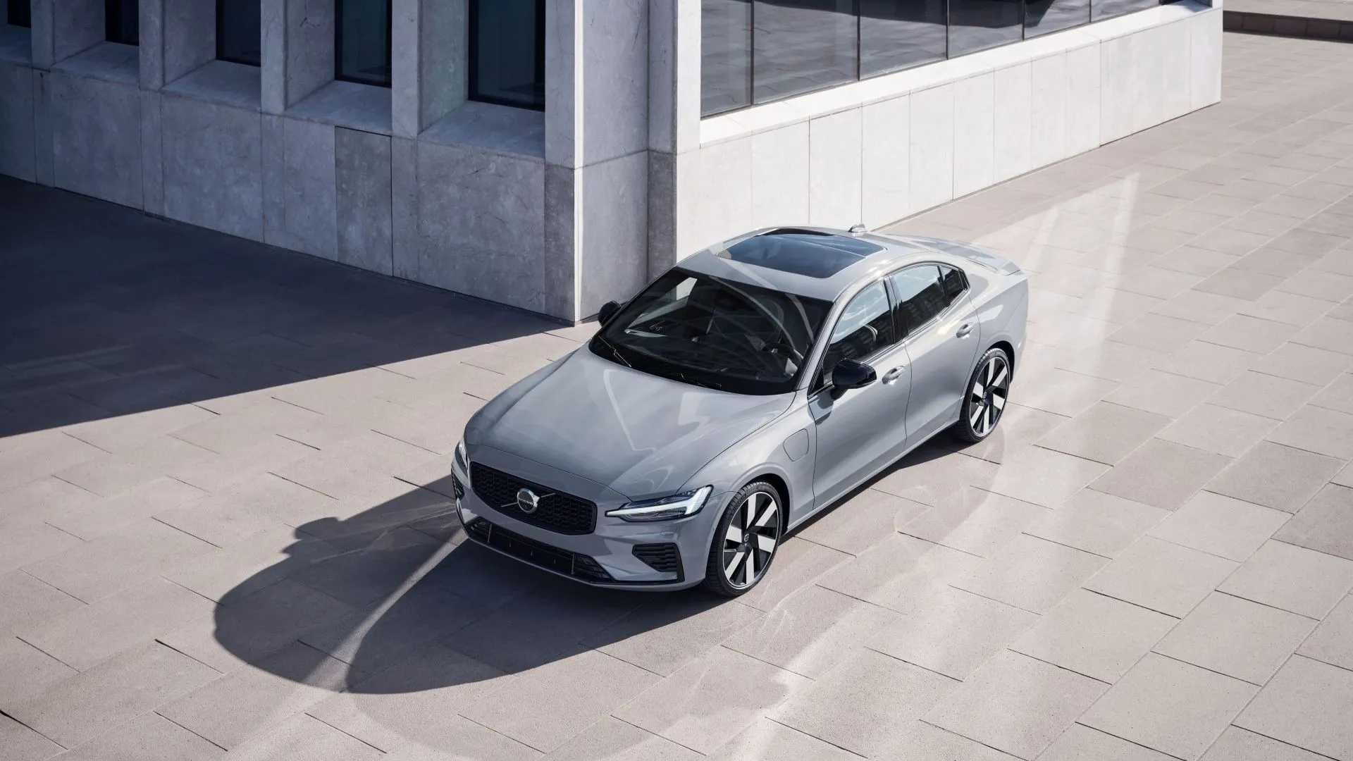 Góc nhìn từ trên cao Volvo S60 2025 màu xanh đậm, phô diễn thiết kế thanh lịch và hệ thống Pilot Assist