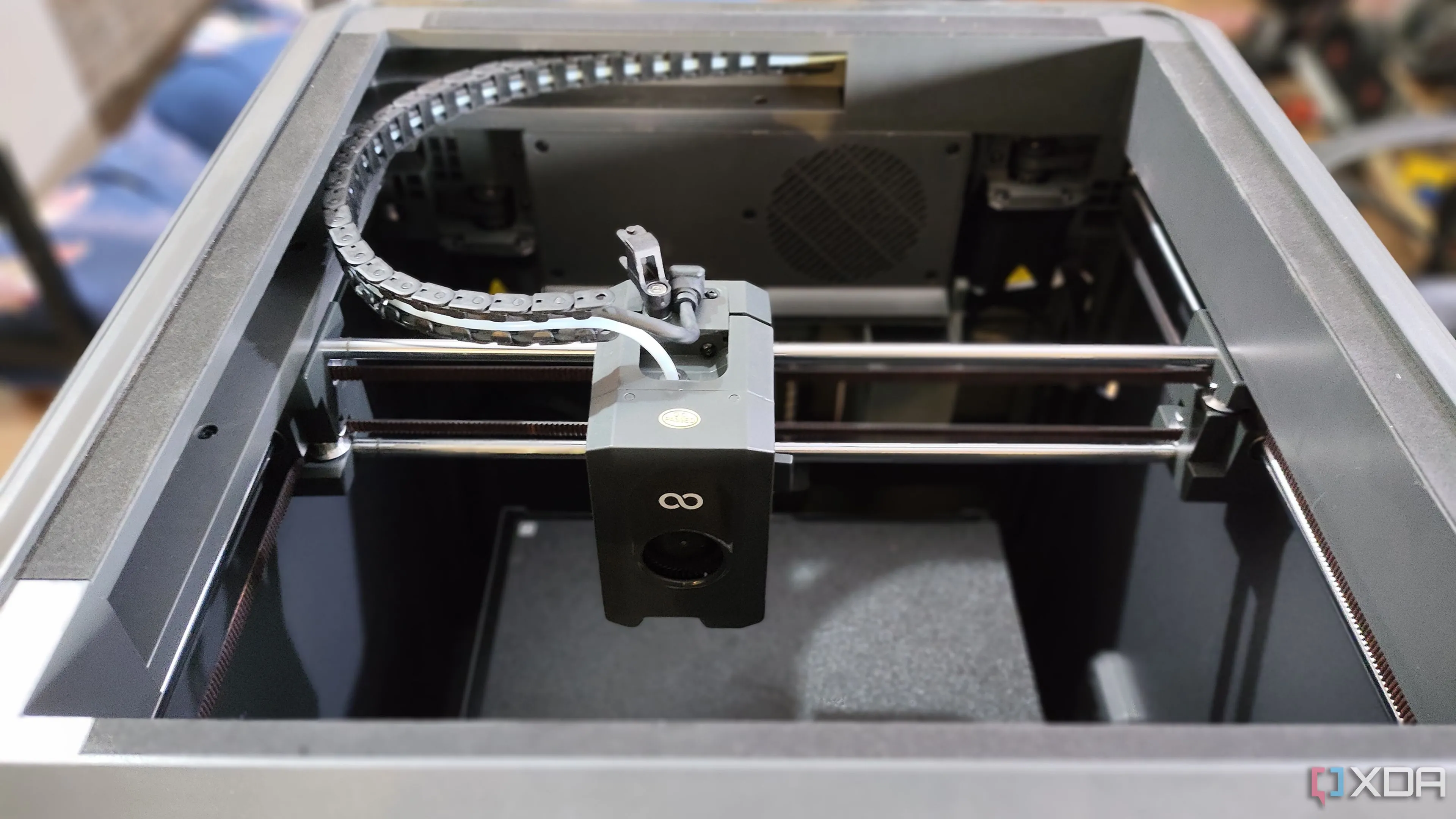 Góc nhìn từ trên xuống của máy in 3D Elegoo Centauri Carbon cho thấy thiết kế kín