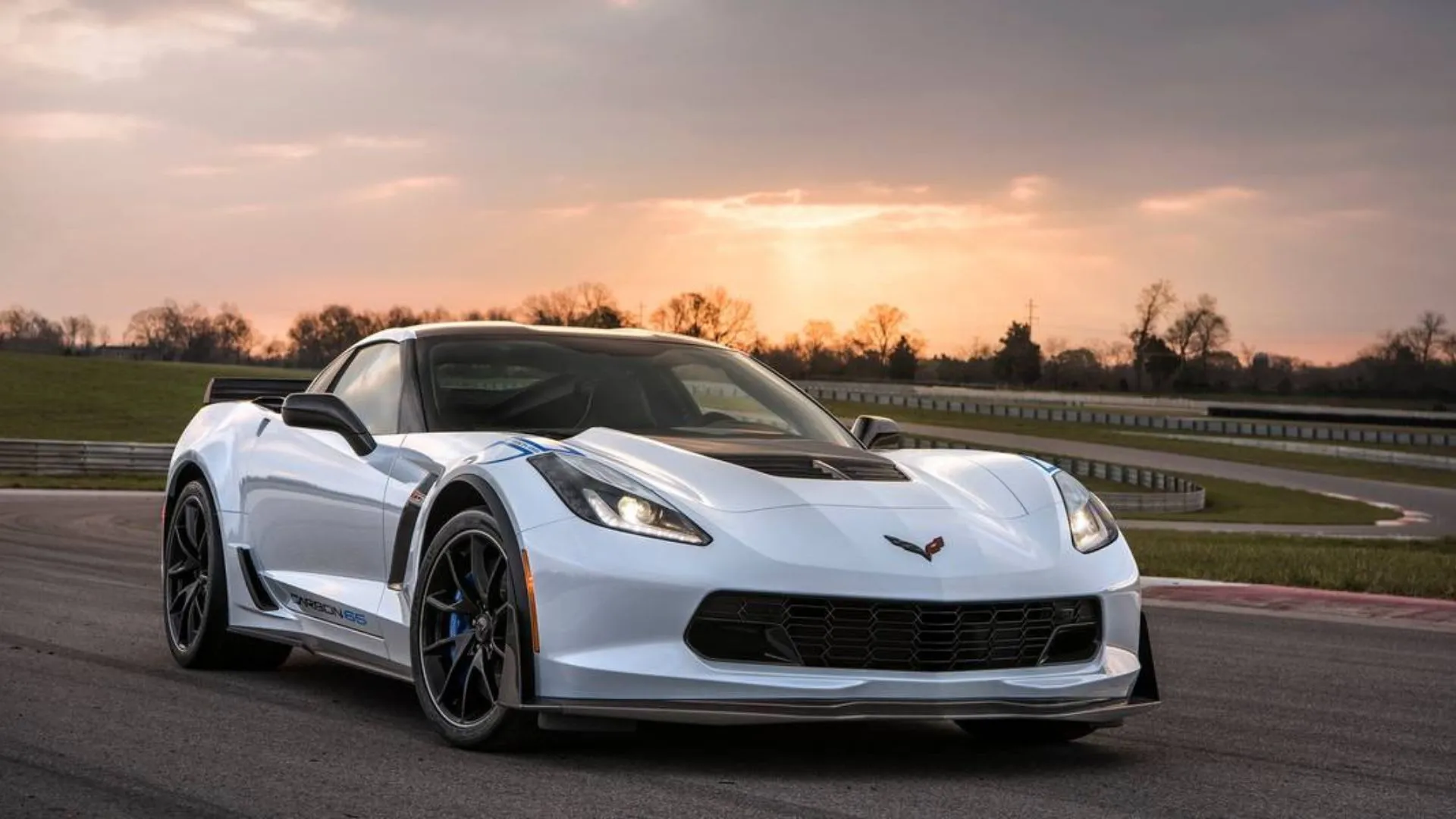 Góc phần tư phía trước của chiếc Chevrolet Corvette C7 Z06, khoe vẻ cơ bắp và công nghệ tiên tiến của Mỹ.