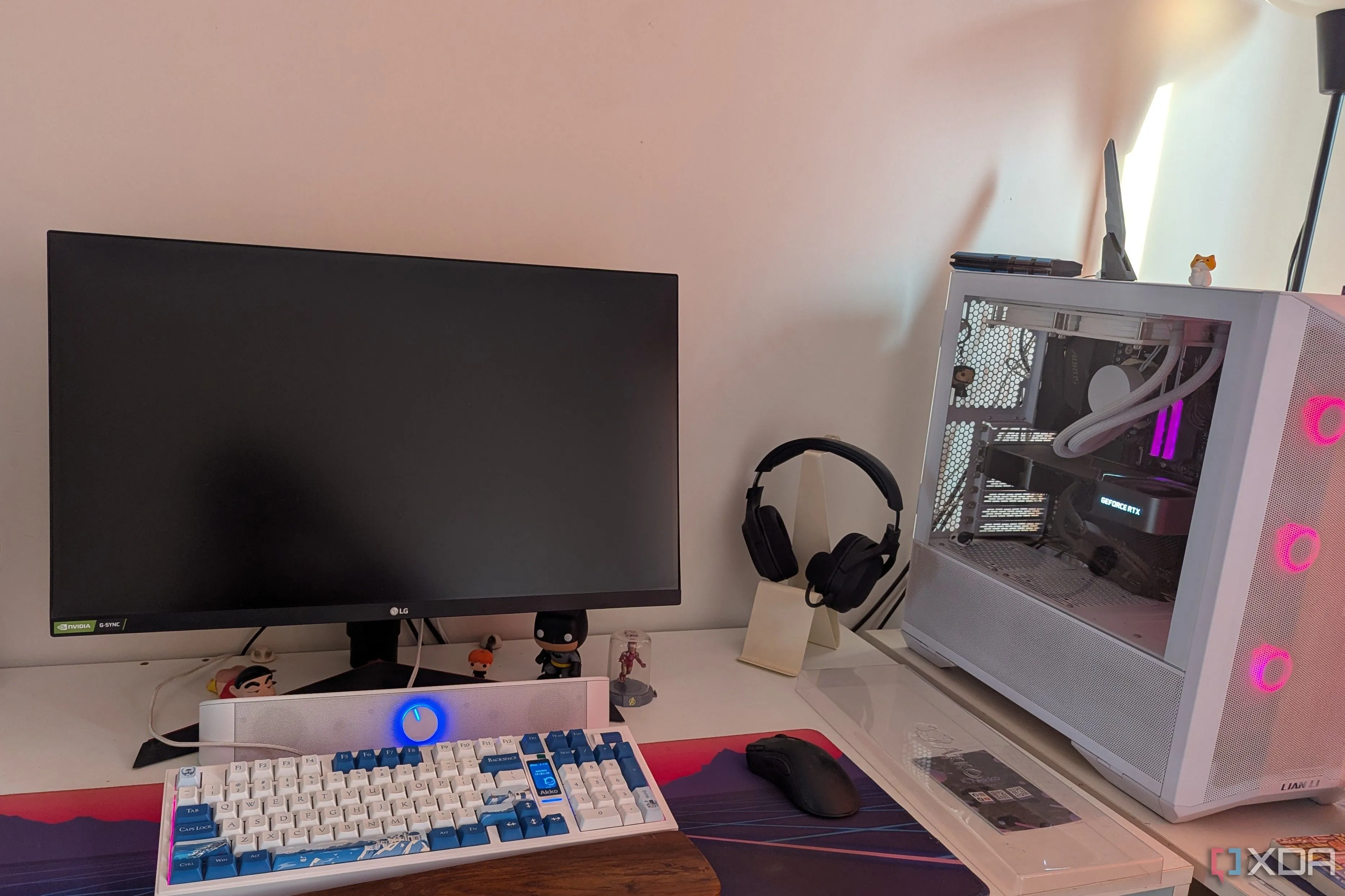 Góc setup PC gaming tối giản với màn hình tắt và phụ kiện gọn gàng