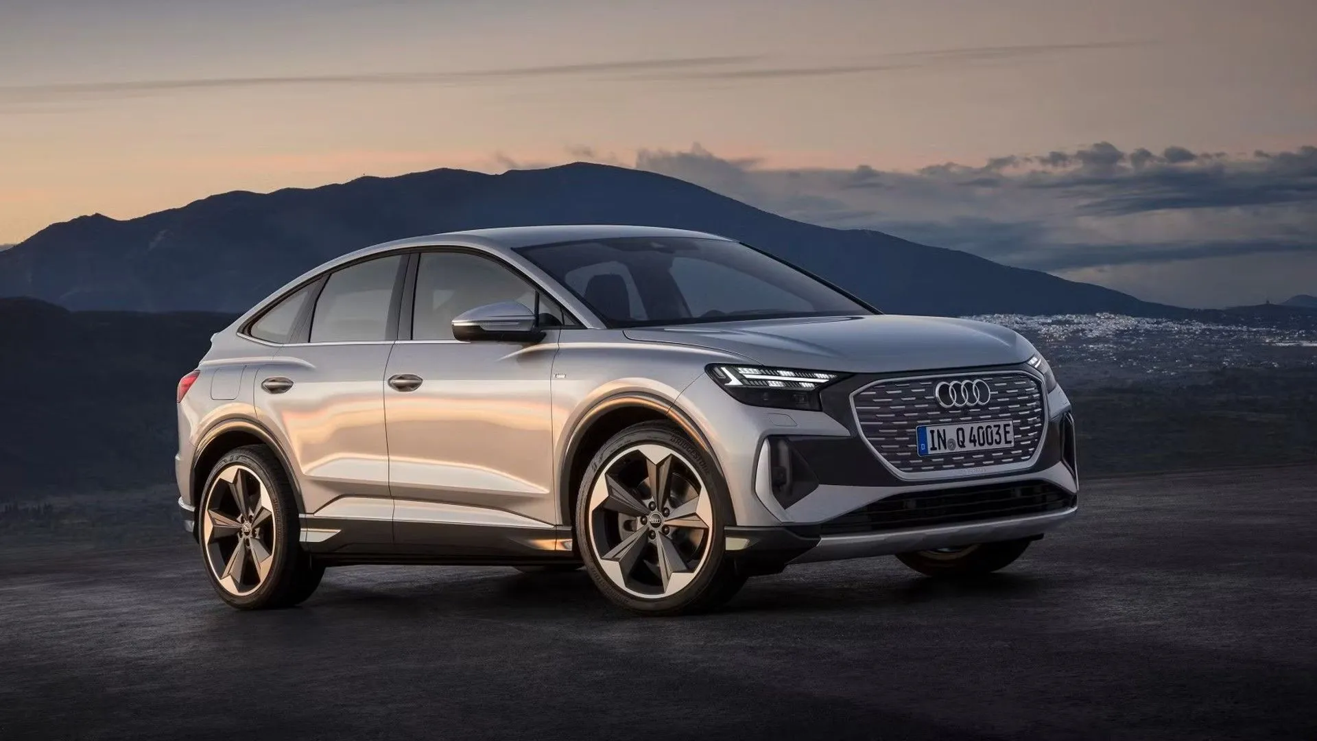 Góc trước của Audi e-tron Sportback 2023 màu xanh đậu, mẫu SUV điện hạng sang bị mất giá do sự xuất hiện của các phiên bản mới