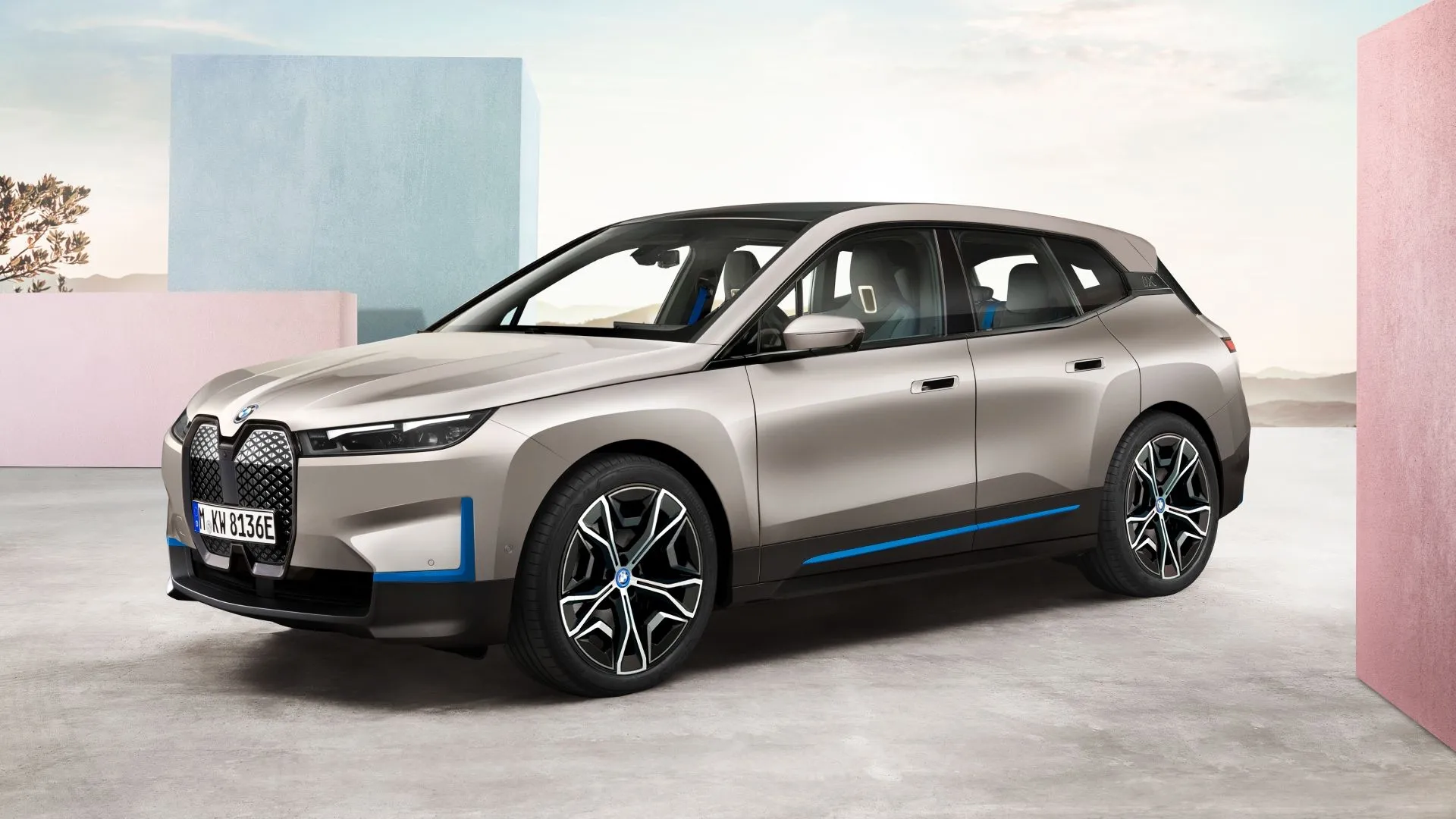 Góc trước của BMW iX 2024 màu bạc, thể hiện thiết kế tối giản và công nghệ tiên tiến của SUV điện hạng sang nhưng mất giá nhanh