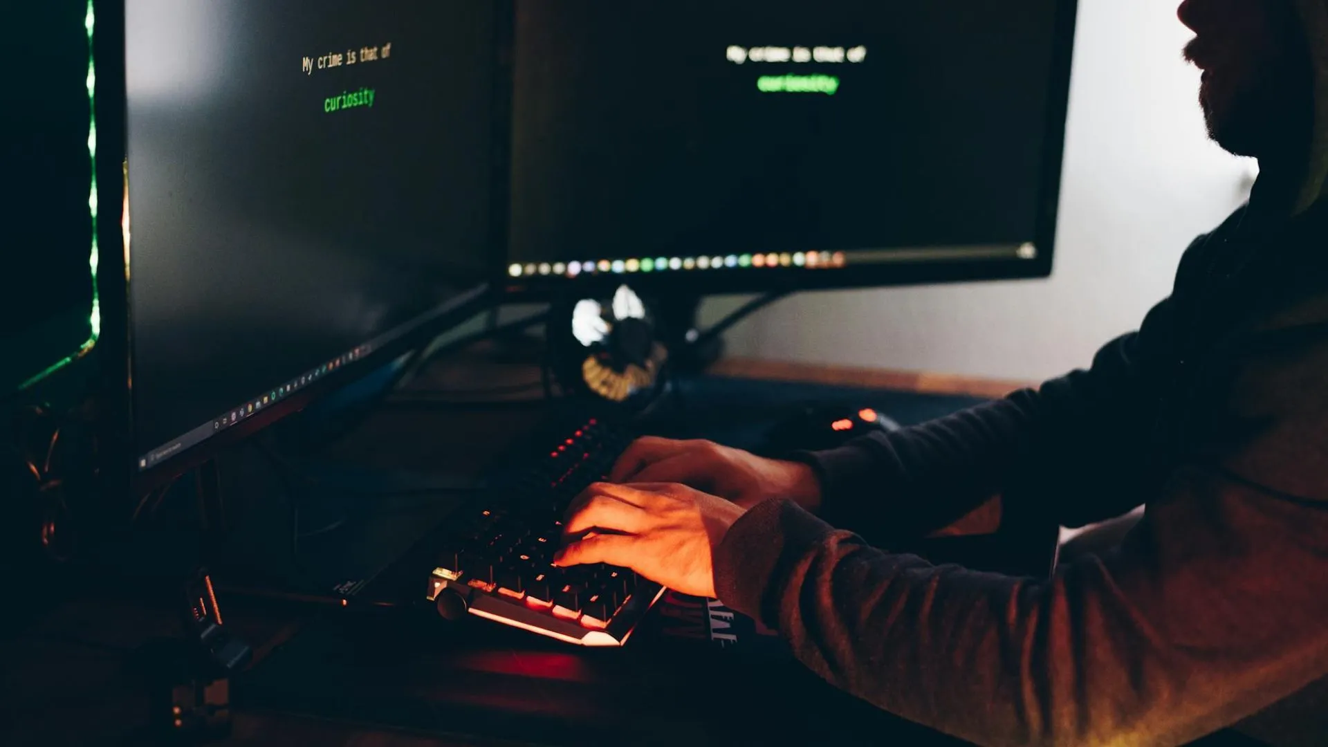 Hacker trong bóng tối đang gõ phím, tượng trưng cho hoạt động của keylogger ghi lại thao tác người dùng